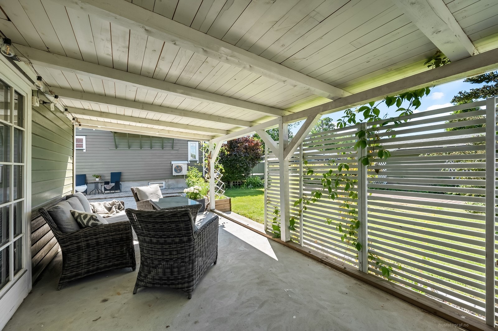 Koselig støpt markterrasse ved garasjen Galleribilde