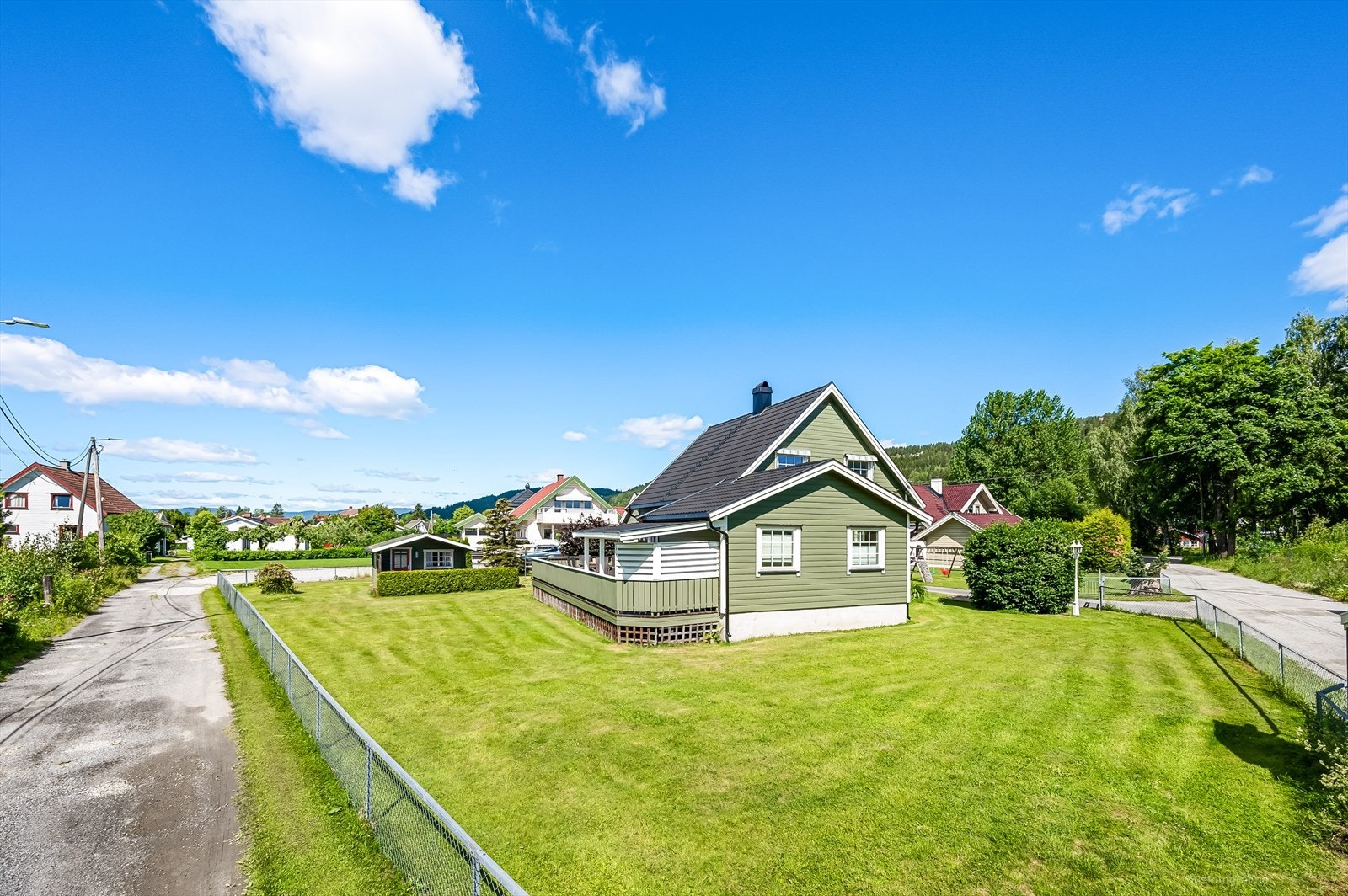 Eiendom er innholdsrik og har stor flat tomt. Galleribilde