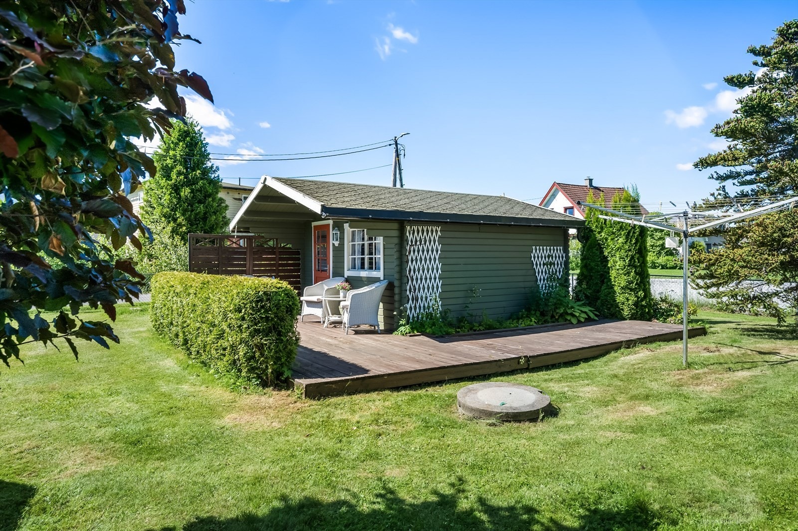 Koselig anneks på hjørnet av tomten. Her er det innlagt strøm. Galleribilde