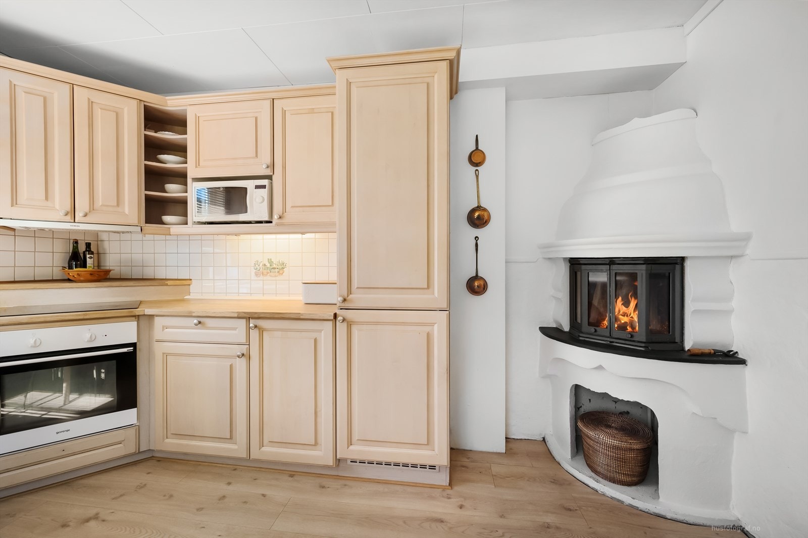 Hyggelig peisovn på kjøkkenet Galleribilde