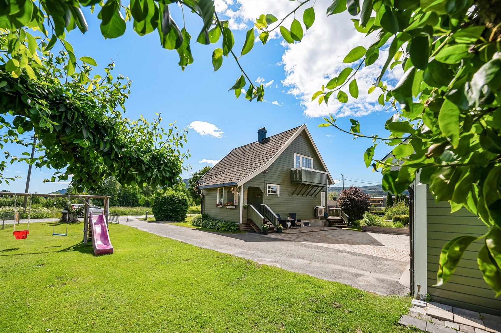 Boligen består av enebolig, garasje samt anneks. Galleribilde