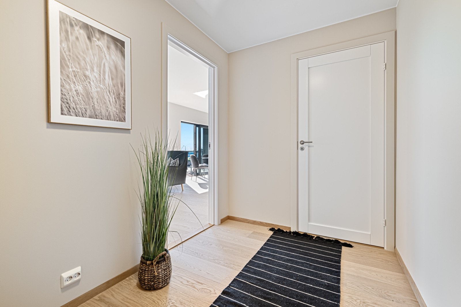 Velkommen inn! Den flotte entréen gir et godt førsteinntrykk av leiligheten. Galleribilde