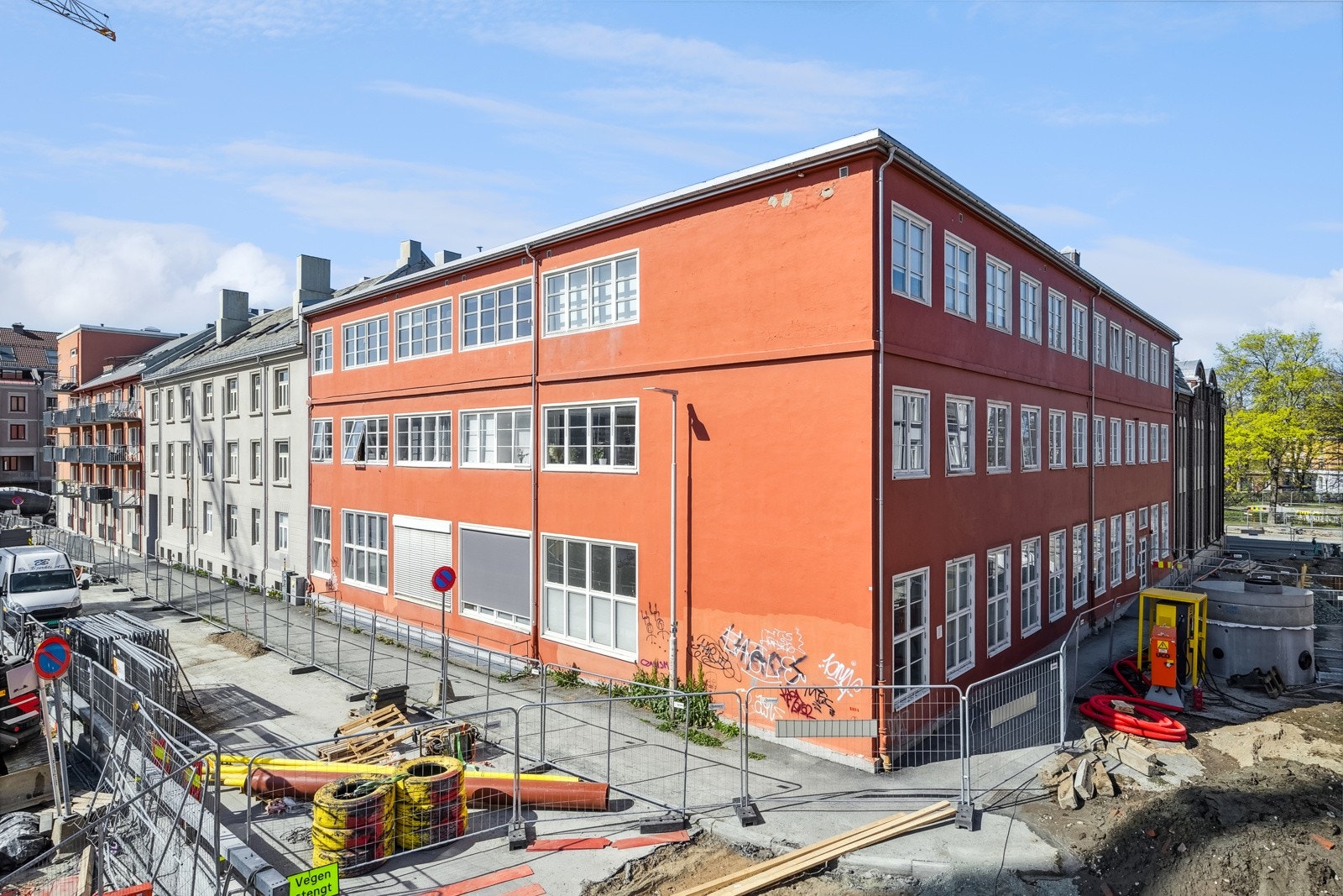 Det foregår bebyggelse av boligblokkene "Basseløkka". Boligblokkene er pr. nå under oppføring og det kan forventes noe byggestøy i perioden. Galleribilde