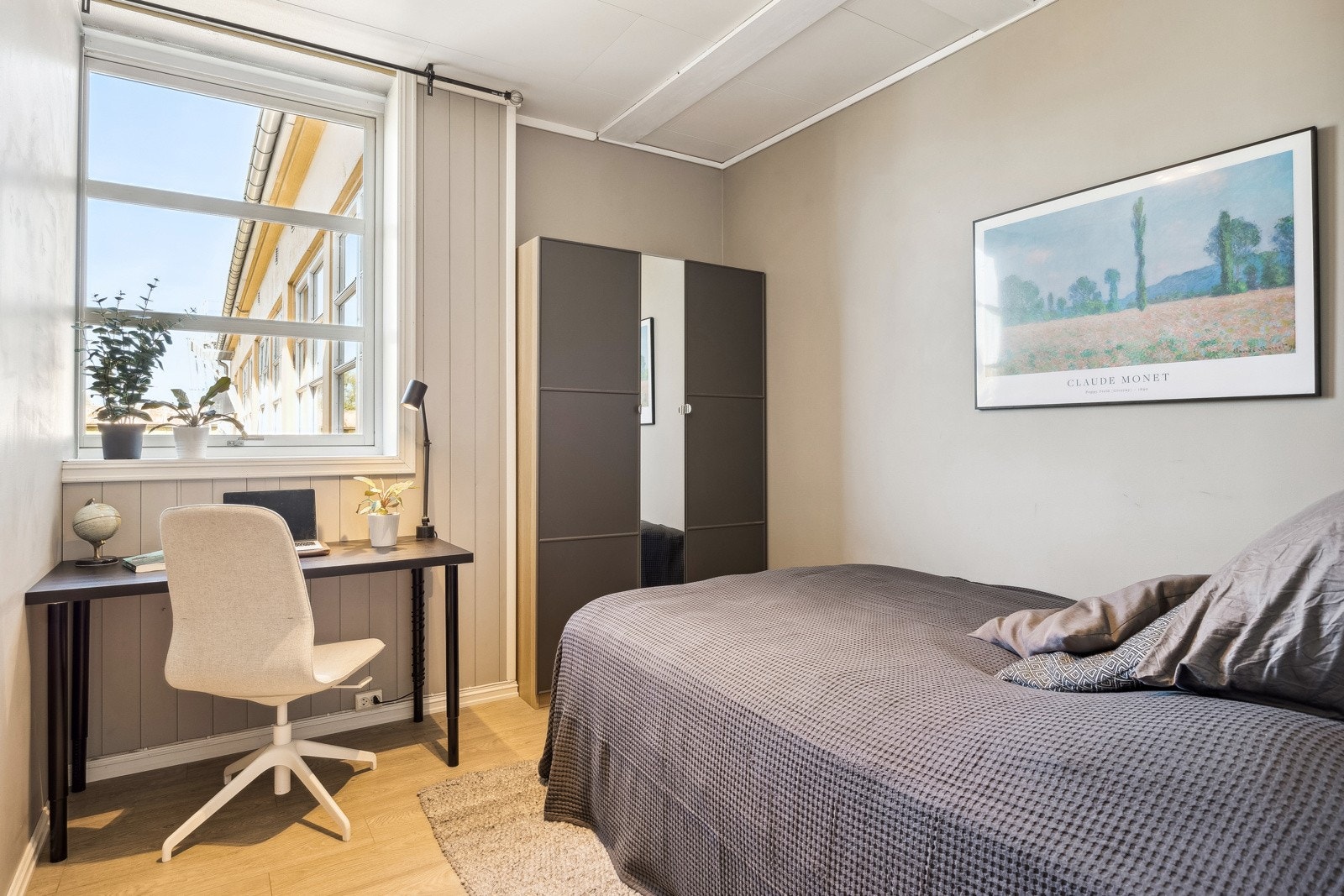 Hovedsoverom målt til ca. 8,5 kvm. Vendt inn mot rolig bakgård. Galleribilde