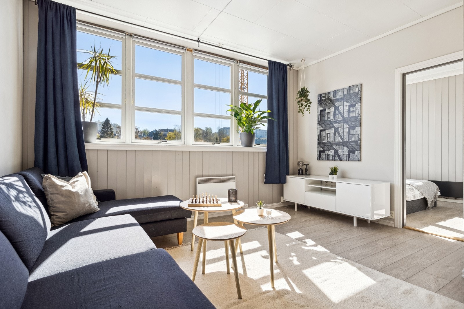 Leiligheten vil umiddelbart føles lys og åpen, da både takhøyden og innlys fra vinduene setter sitt preg. Galleribilde
