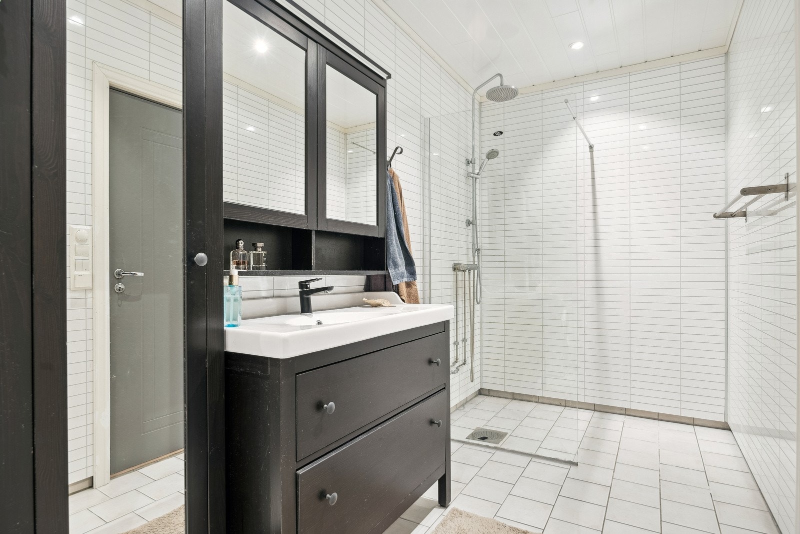 Romslig baderom fra 2014, målt til ca. 6 kvm. Badet har pent flislagt gulv med våtromsplater på vegger. Galleribilde