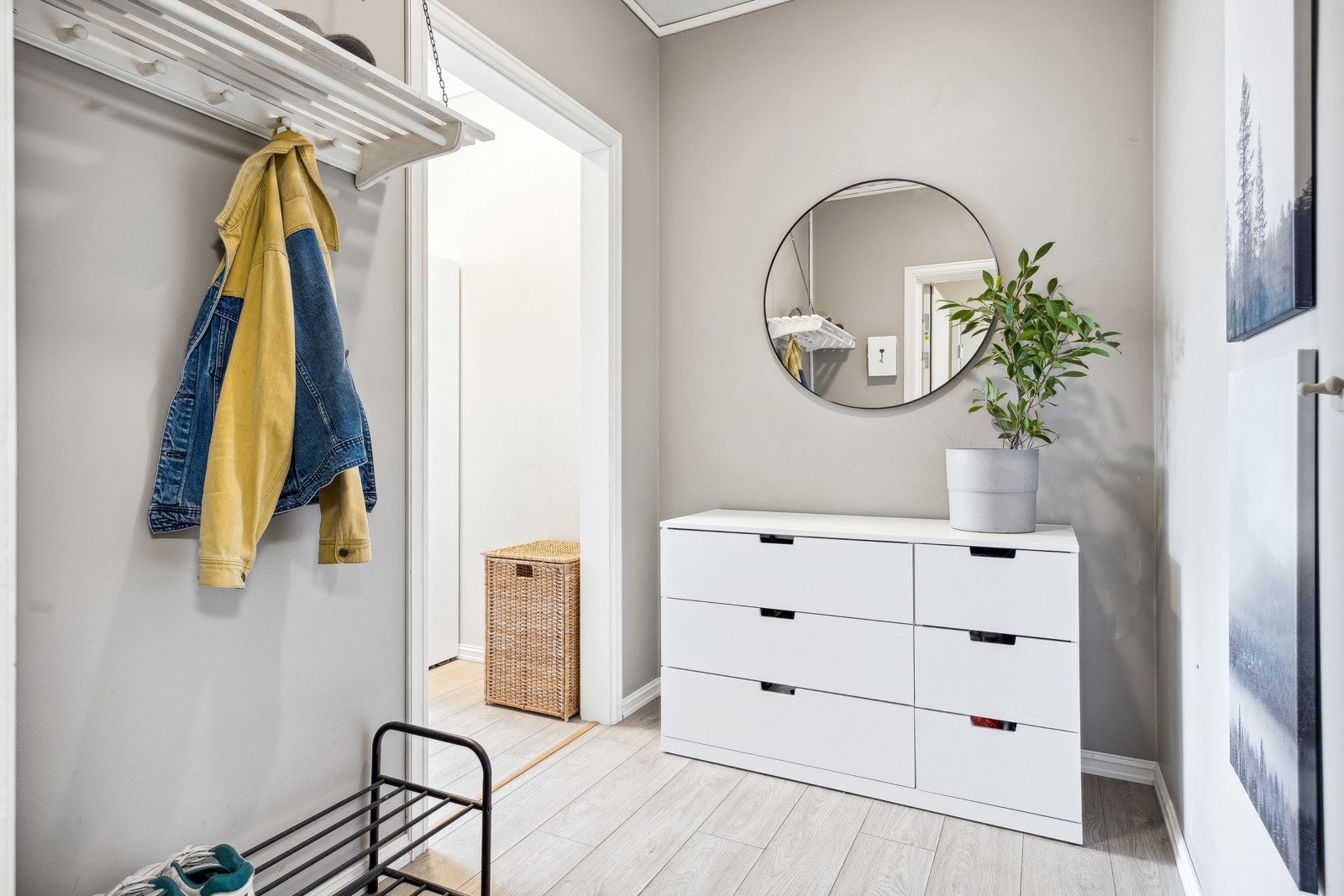 Entréen er målt til ca. 3,5 kvm og har et pent stiluttrykk. Her er det godt med plass til knaggrekke, skohylle og annen garderobeløsning. Galleribilde