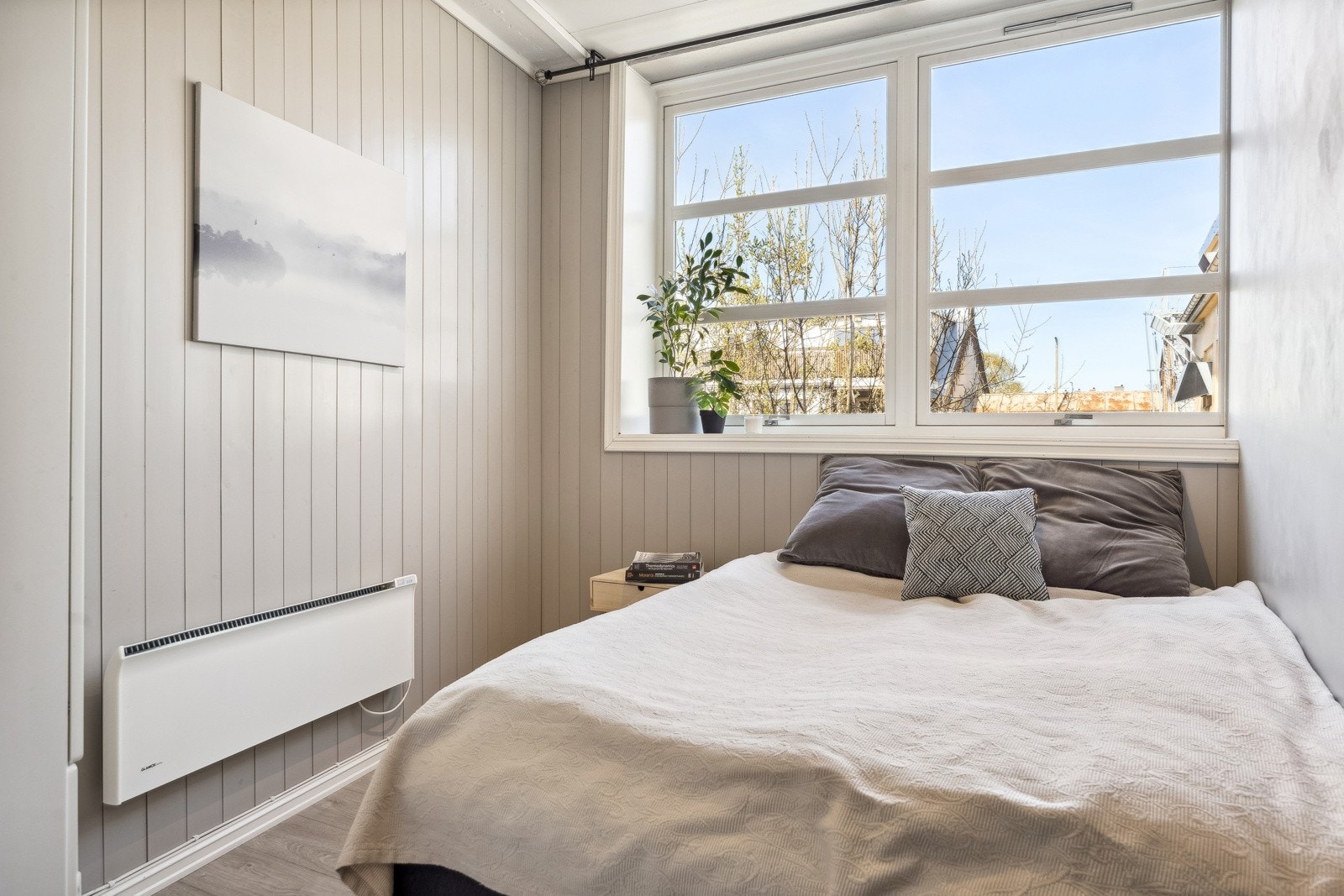 Soverom 2 målt til ca. 7,5 kvm. Alle soverommene har god plass til stor seng og garderobeløsning. Galleribilde