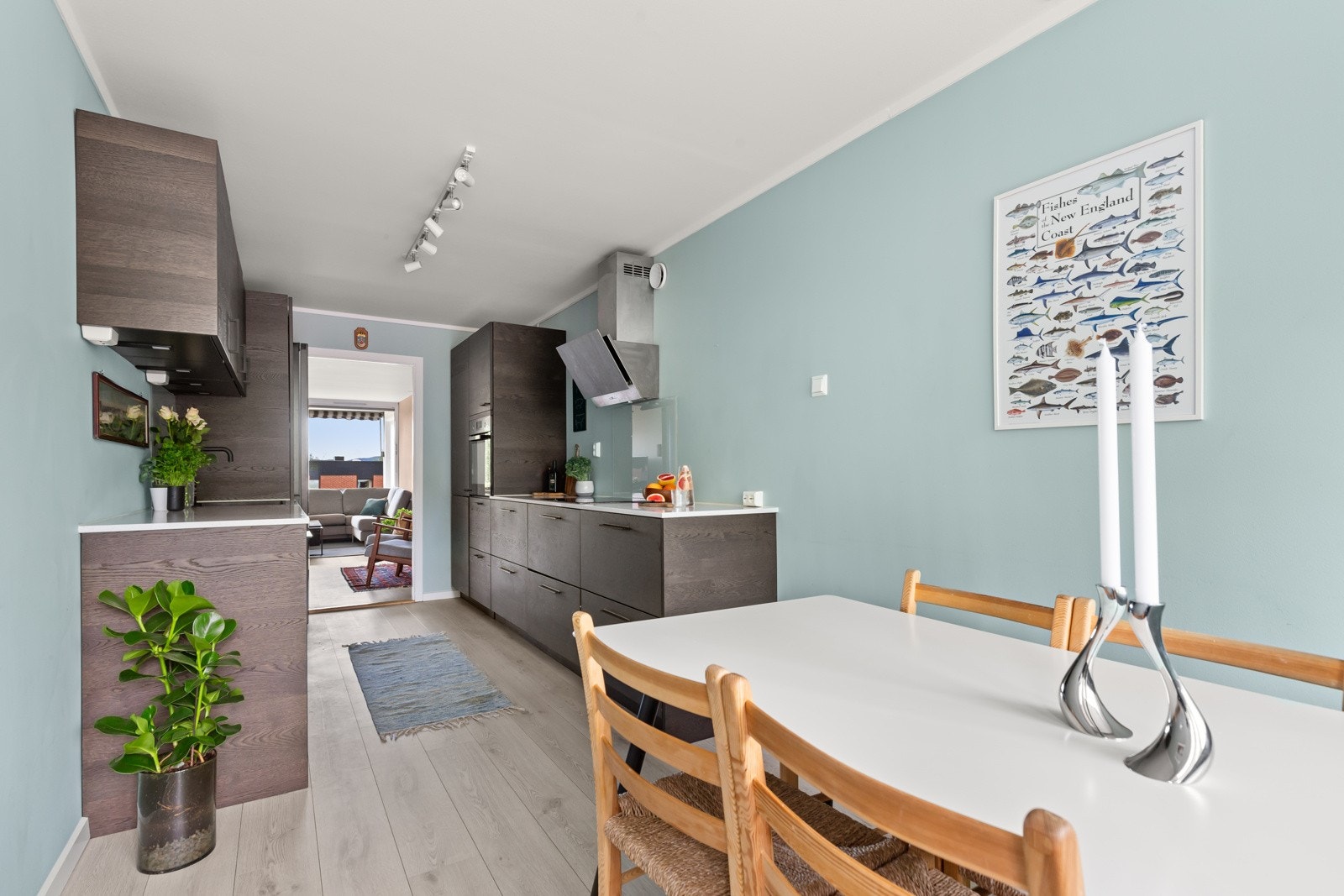 Kjøkkeninnredning fra KVIK, montert i 2020 med benkeplater av kompositt, herdet glass i sprutsonen og slette fronter. Galleribilde