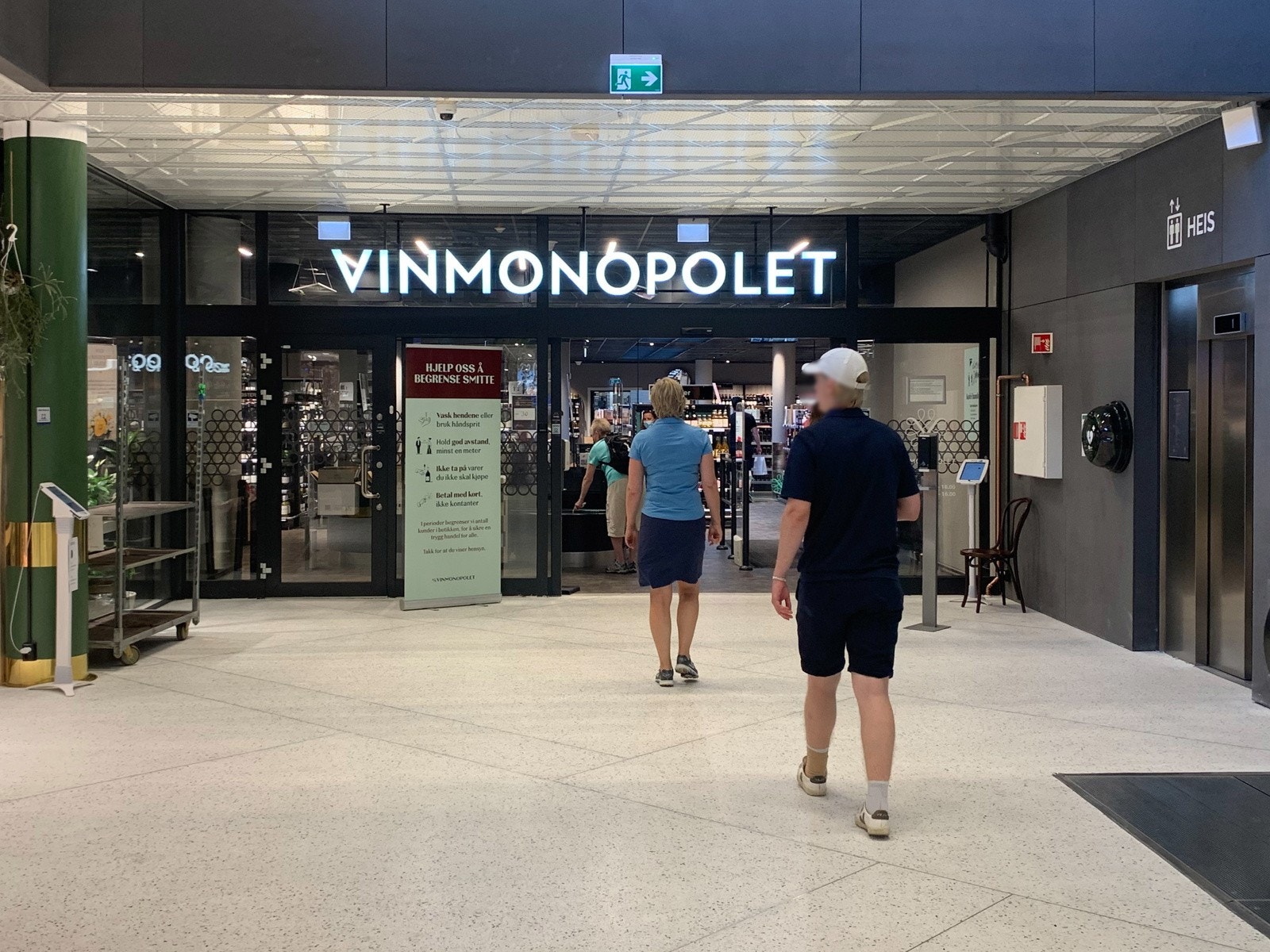Fra boligen er det kort vei til en rekke servicetilbud, som Røa Torg. Her finner man Vinmonopolet, koselige kafeer, matbutikker og hyggelige klesbutikker. Galleribilde