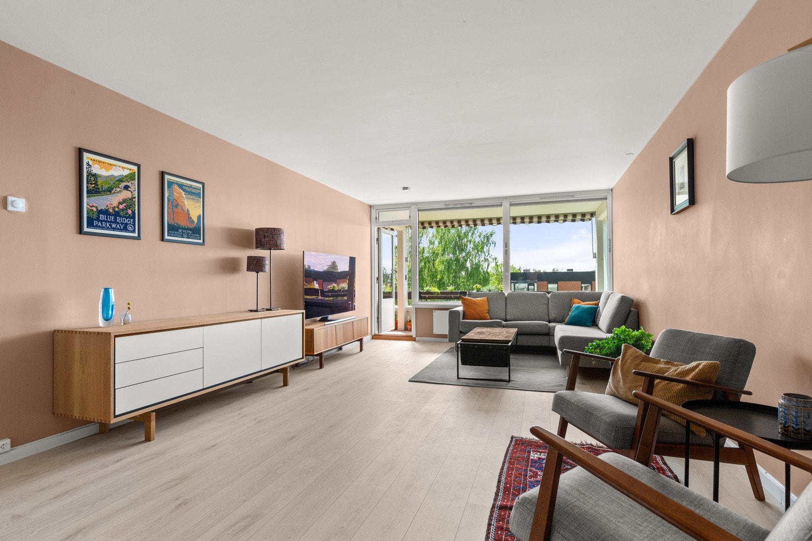 Her er det god plass til hjørnesofa, tilhørende møblement og en spisegruppe. Galleribilde