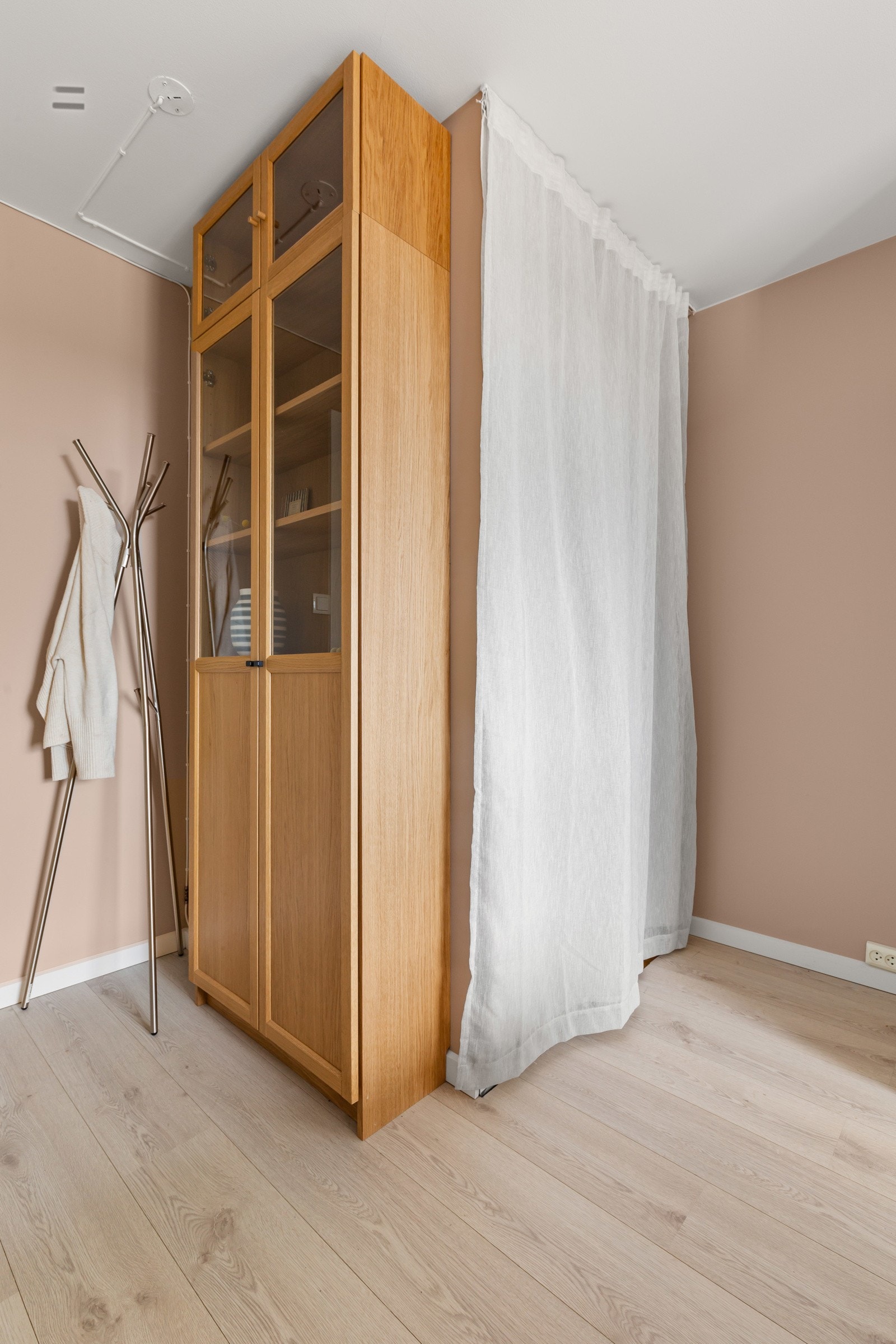 Det store hovedsoverommet har ekstra oppbevaringsplass i nisje/innvendig bod. Galleribilde