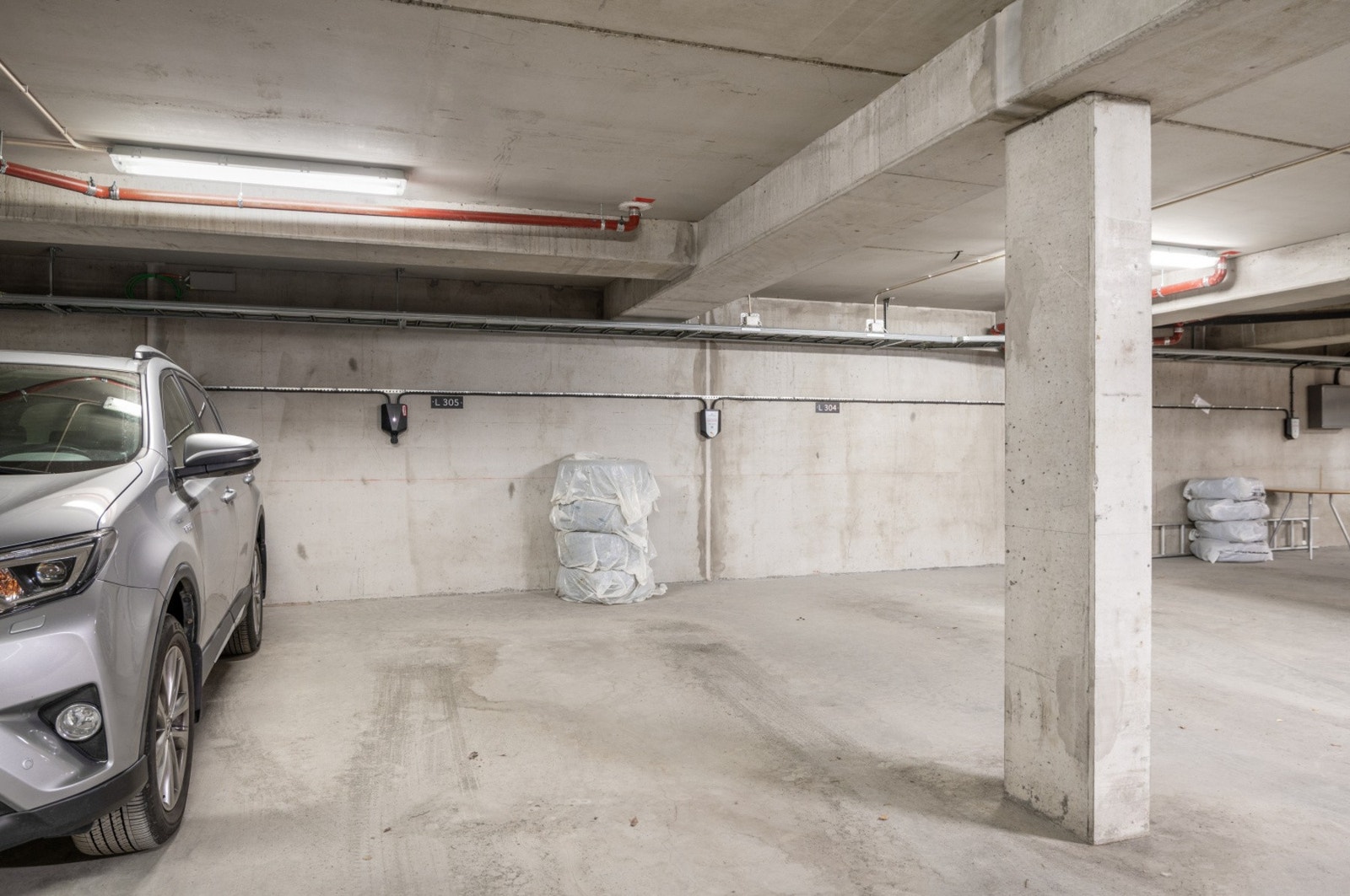 I kjelleren har du en fast p-plass med el-bil lader og en bod på ca 6 kvm. Galleribilde