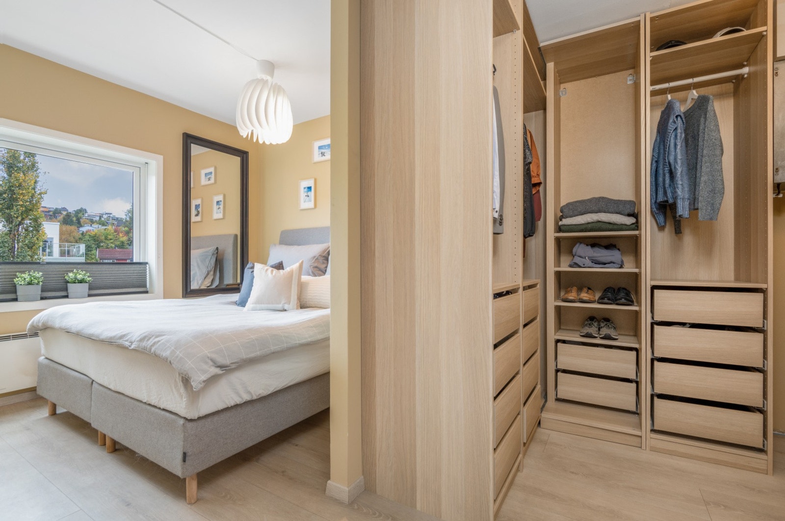 Det som tidligere var en innvendig bod er i dag slått sammen med soverommet og utgjør en "Walk-in closet". Galleribilde
