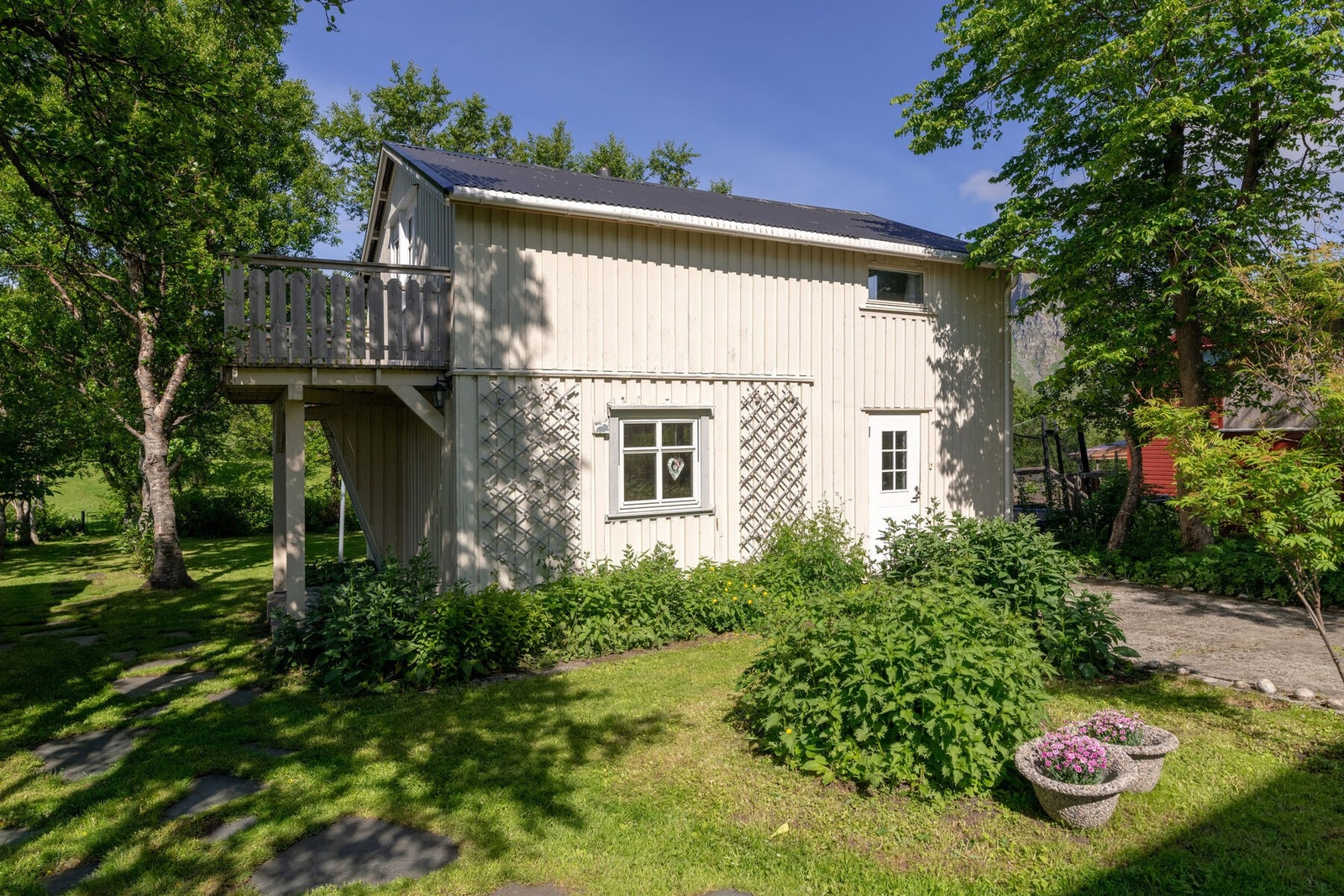 Anneks/tilleggshus fra 30-tallet er ombygd fra tidligere driftsbygning og anvendes til utleieformål. Fremstår med renoveringsbehov. Galleribilde