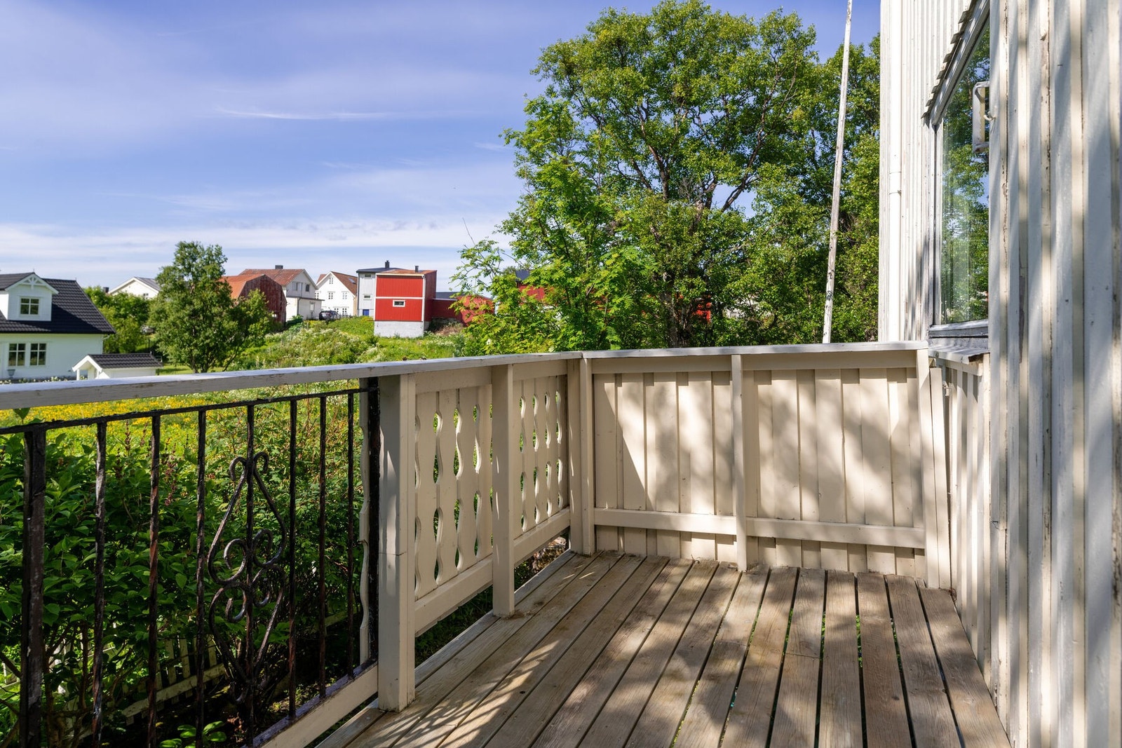 Vestvendt terrasse hvor du kan nyte herlig ettermiddagssol. Galleribilde
