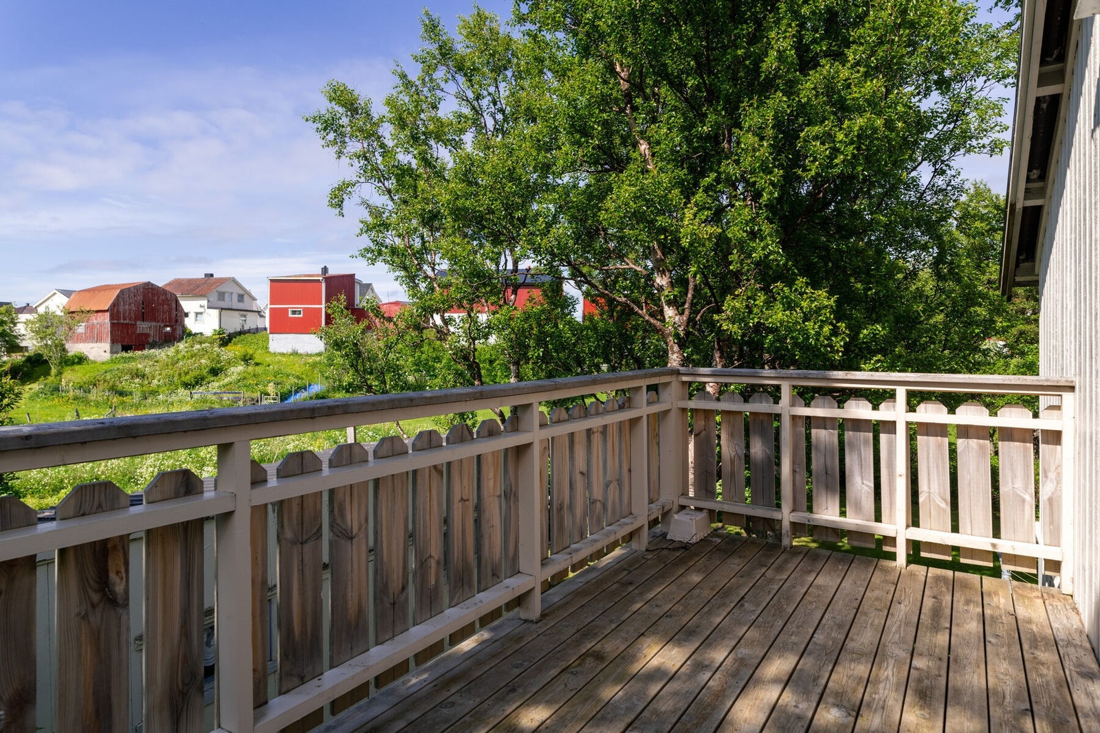 Vestvendt terrasse i tilleggshuset. Galleribilde