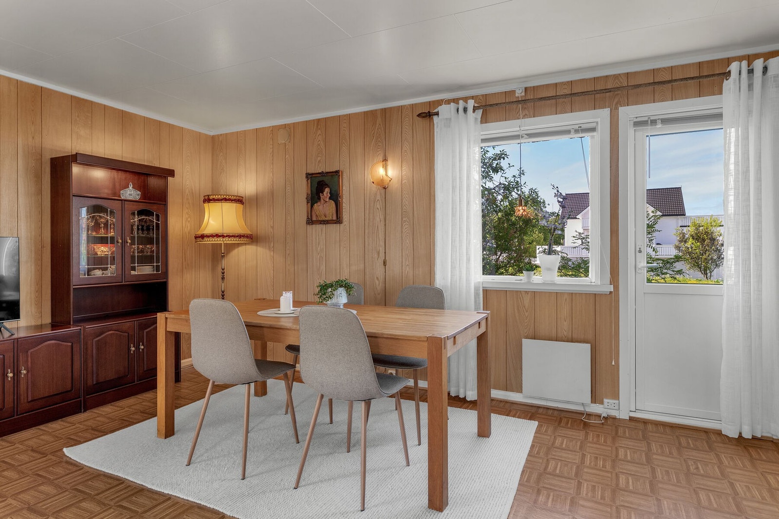 Det er direkte utgang til terrassen fra stuen. Galleribilde