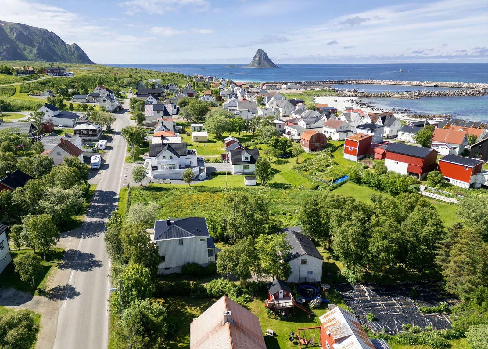 Her får du en innholdsrik eiendom med enebolig og anneks, i vakre omgivelser på Bleik med gangavstand til hverdagsfasiliteter. Galleribilde