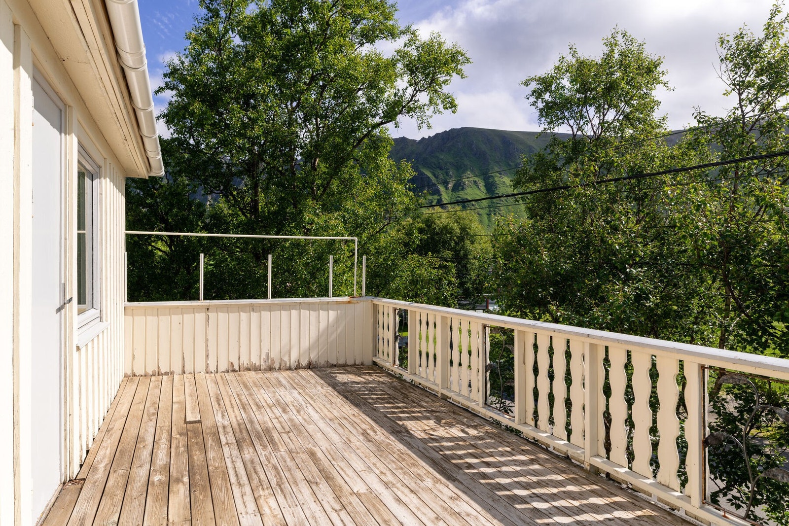 Stor, skjermet terrasse mot sør med gode sol- og utsiktsforhold. Galleribilde