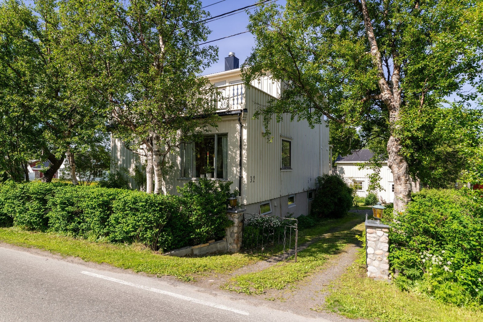 Fasade hovedhus mot sør og øst - Taktekking, nedløp og beslag ble oppgradert i 2015. Galleribilde