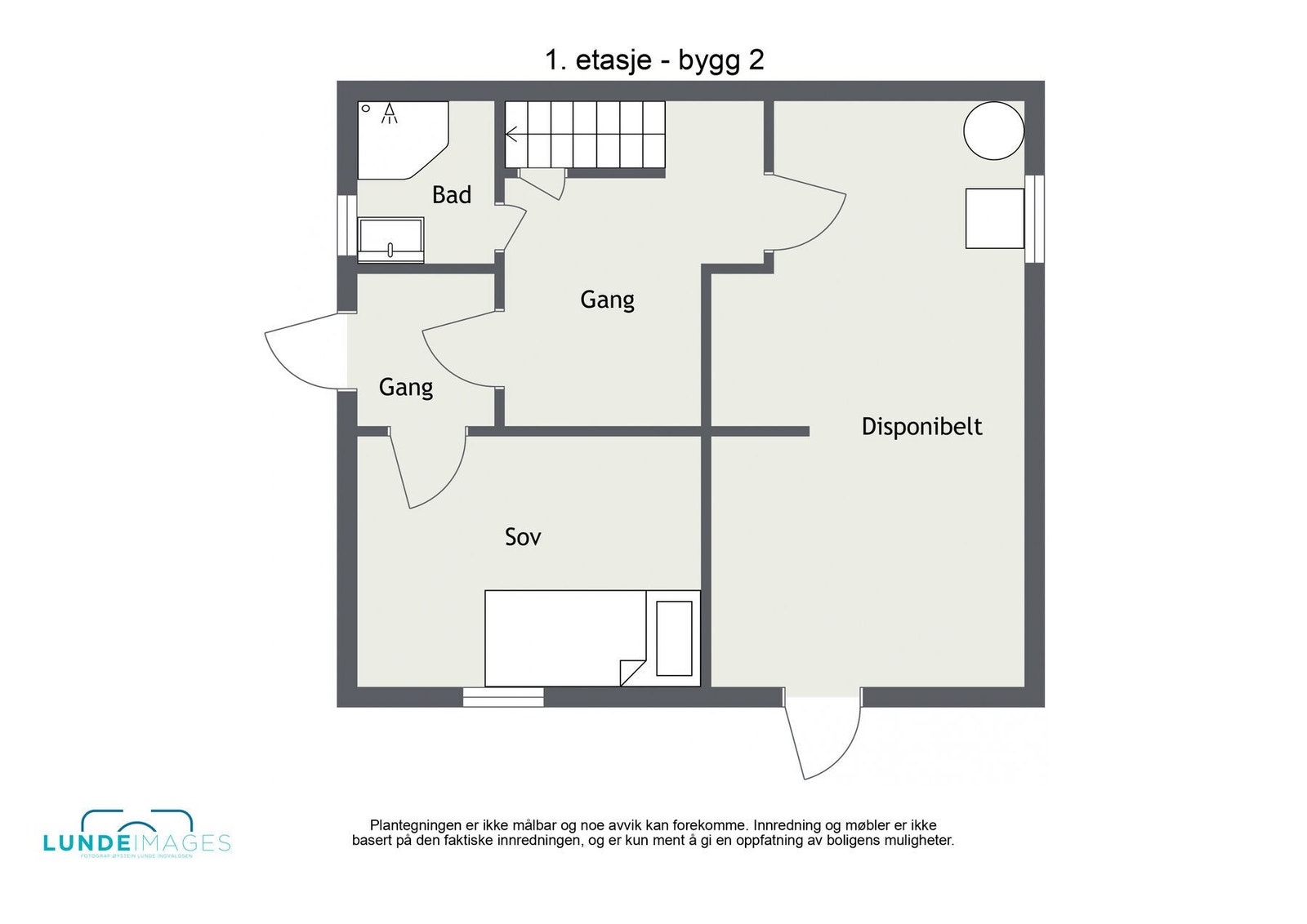 Plantegning tilleggshus 1. etasje - ikke målbar - 1. etasje har et BRA-i på 28 m² og består av gang, bad, soverom og disponibelt. Galleribilde