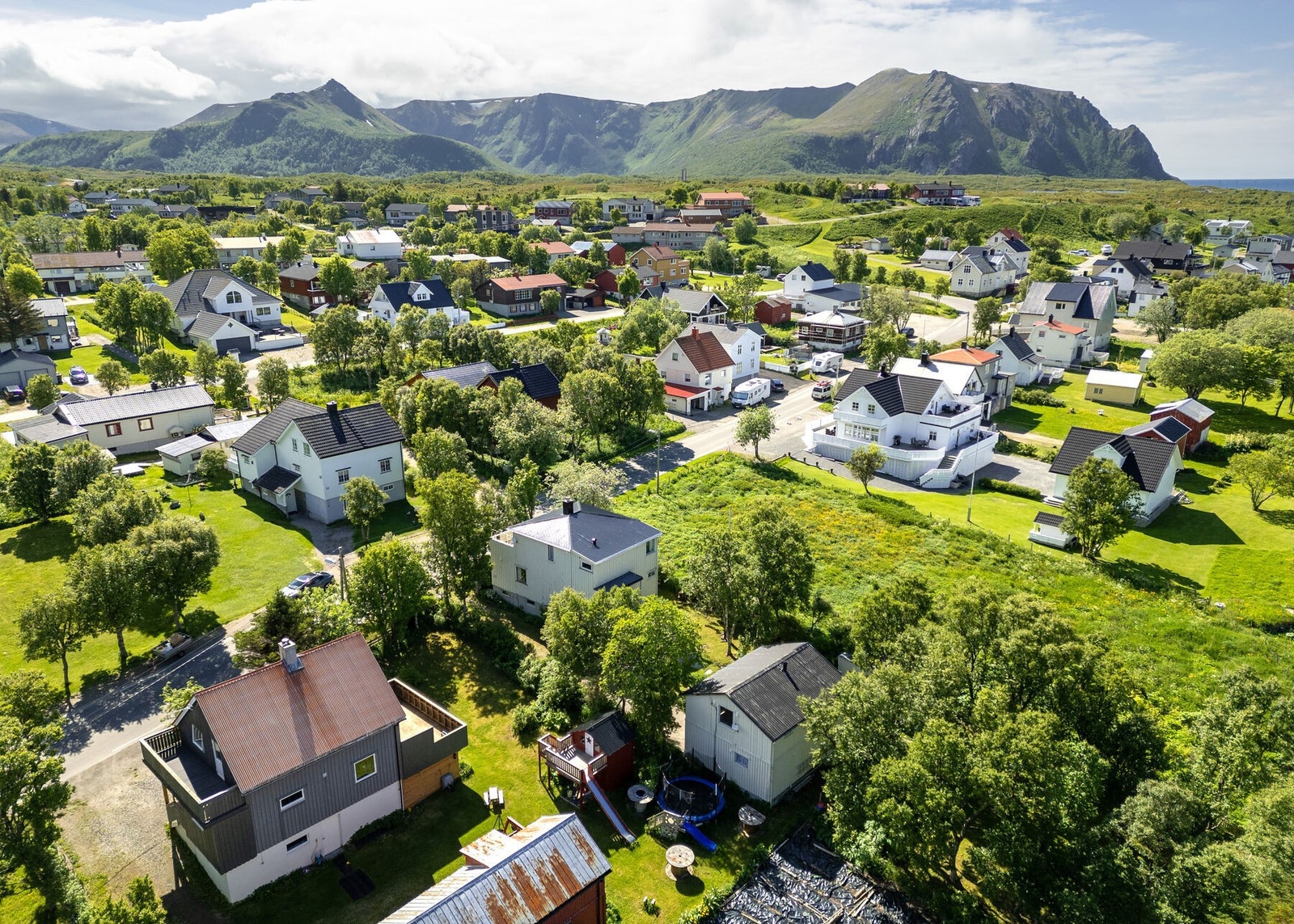 Herfra er det kort gangavstand til butikk, barneskole og barnehage. Du finner også samfunnshus, fotballbane og café for å nevne noe. Galleribilde