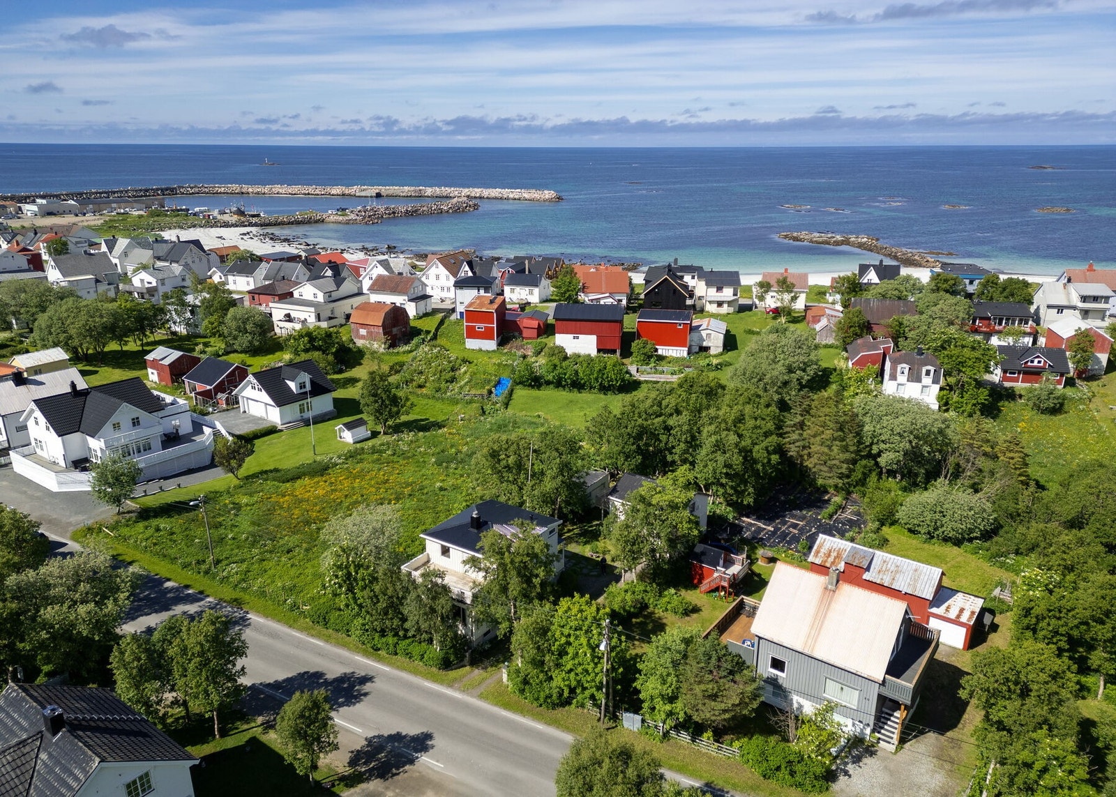 Det er ca. 10 km til kommunesenteret Andenes hvor du finner de fleste fasiliteter. Galleribilde