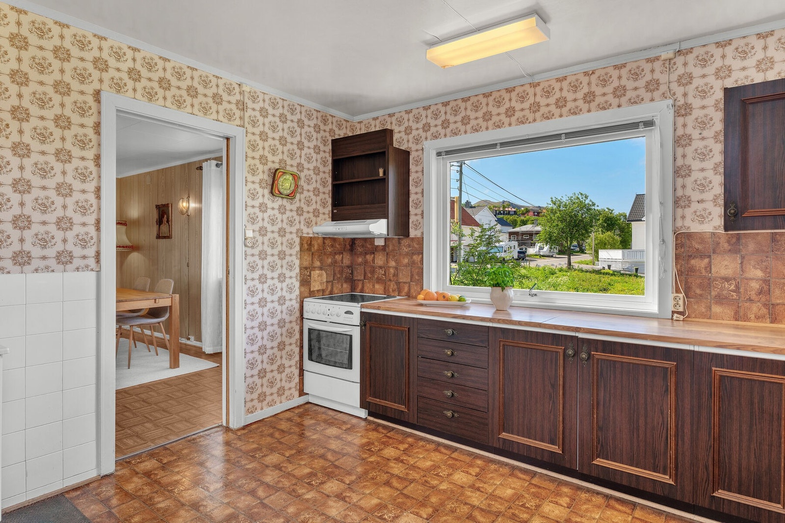 Kjøkken fra 70/80-tallet med god skap- og benkeplass. Galleribilde