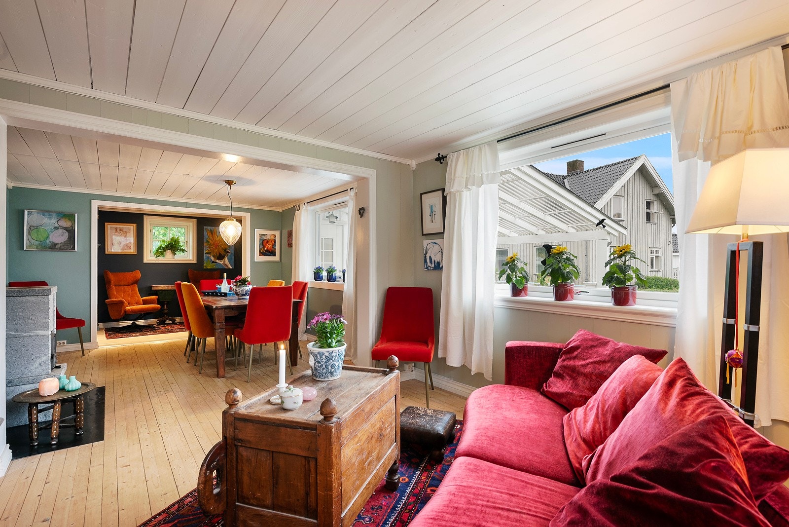 God plass til flere sittegrupper Galleribilde