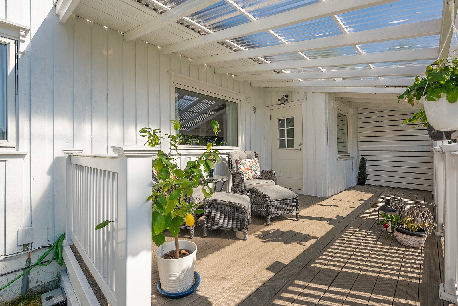 Nydelig terrasse med dør ut fra kontor Galleribilde