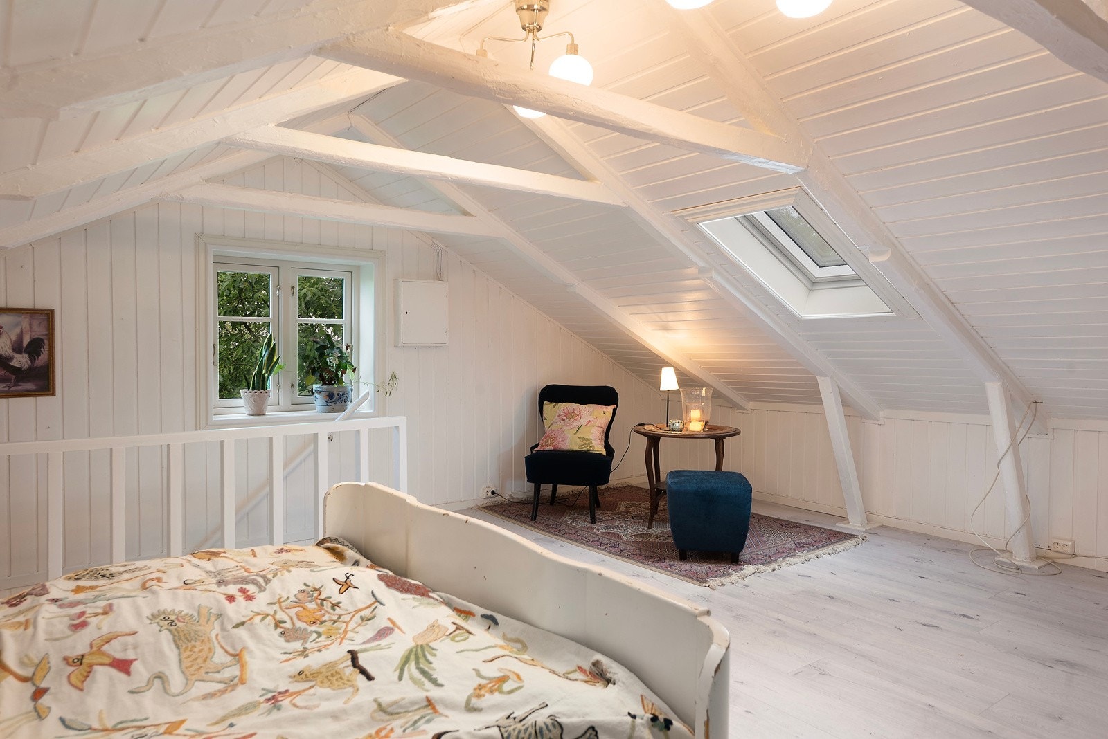 Soverom/stue på loft (ikke søkt godkjent for varig opphold) Galleribilde