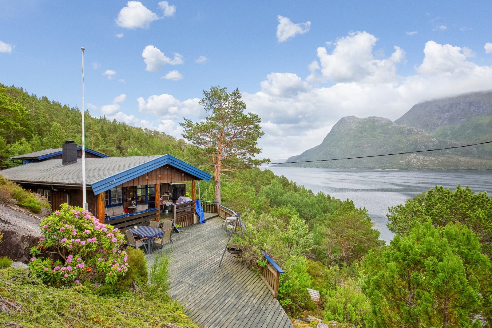 Eiendomsmegler 1 v/ Sindre Belsås har gleden av å presentere denne flott hytta! Her får du også med naust , båtplass og båt m/motor! Galleribilde