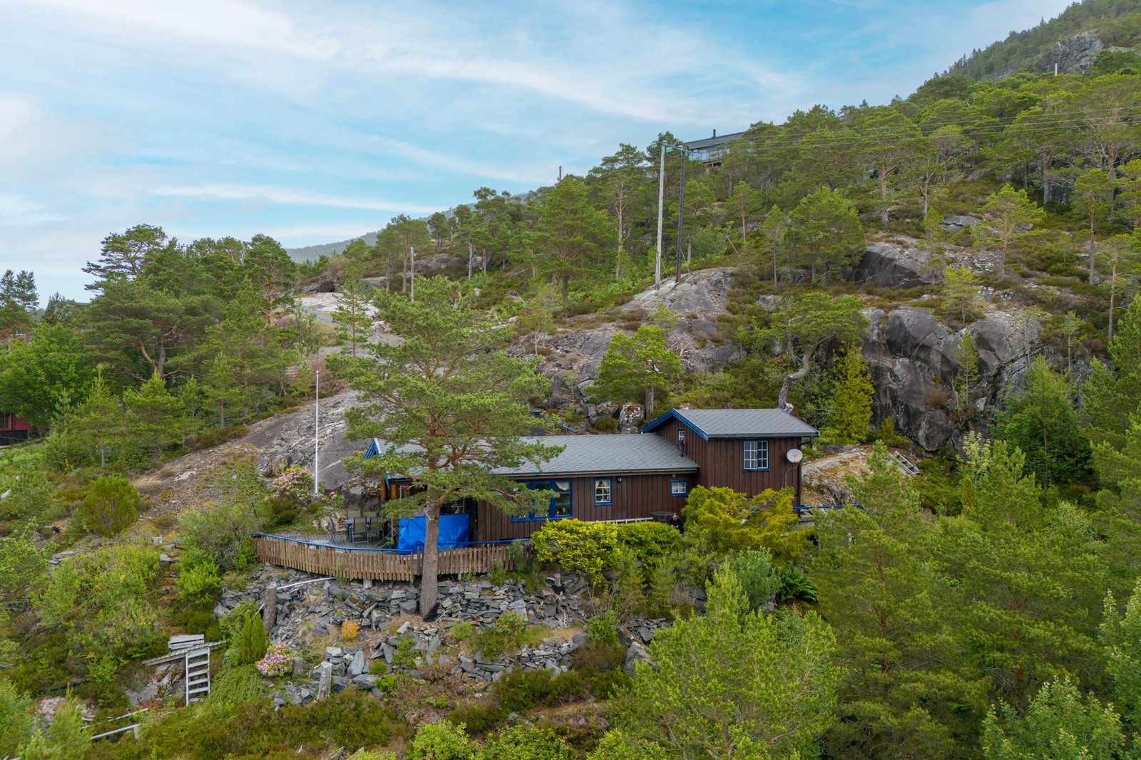 Hytta ligger flott til på en naturtomt, ute på kanten oppe i høyden. Galleribilde
