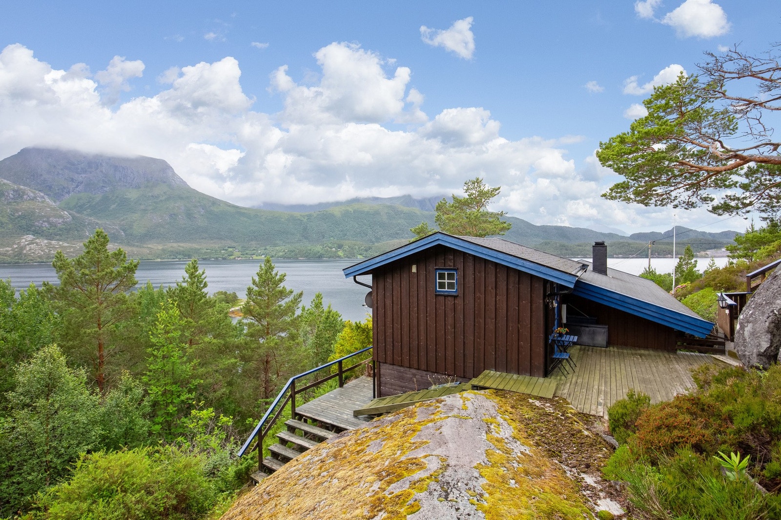 Fra hytta og ned til naustet og båtplassen er det laget trapper og gangsti for enkel adkomst. Galleribilde
