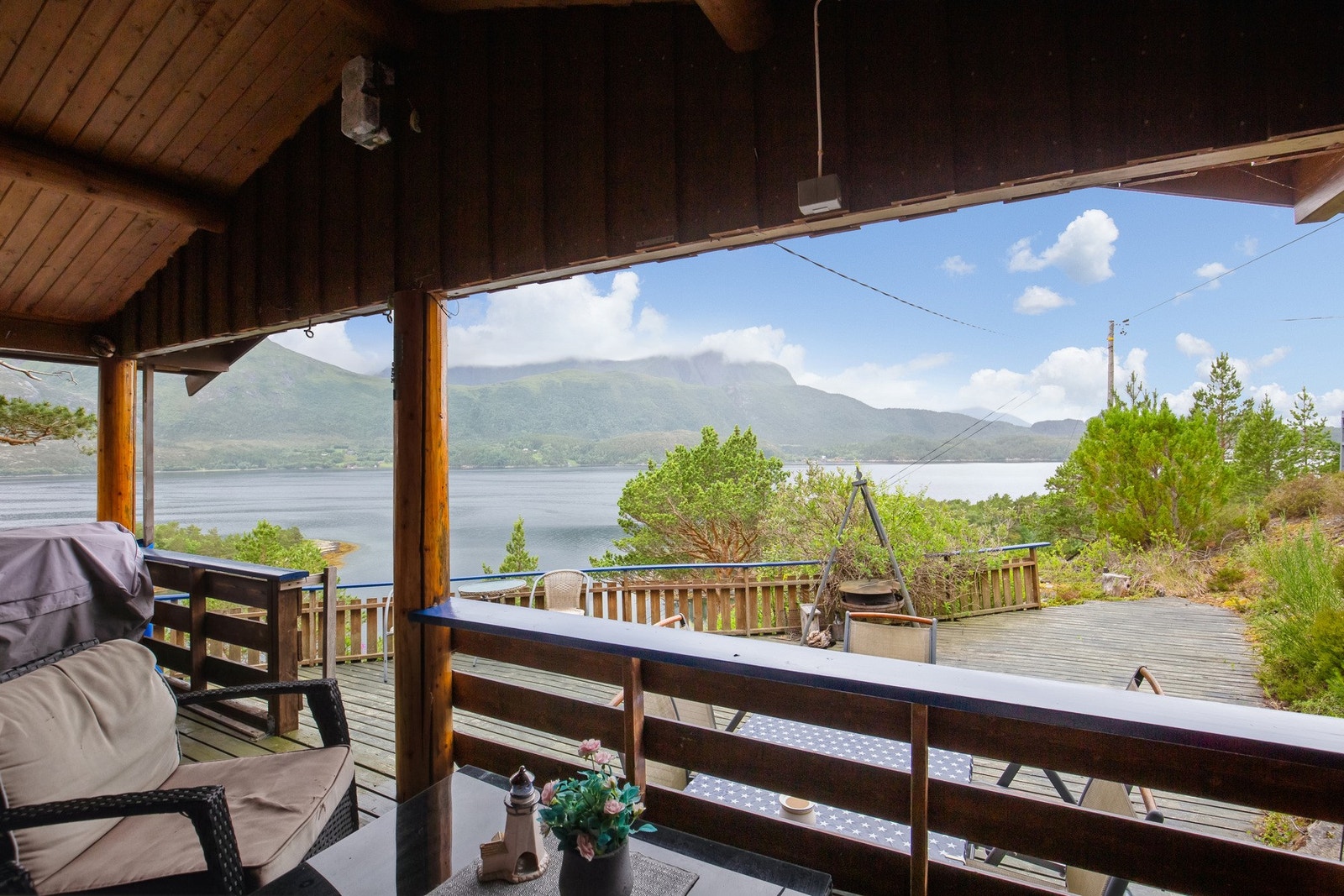 Fra stuen kan man gå rett ut på en dels overbygd terrasse. Galleribilde