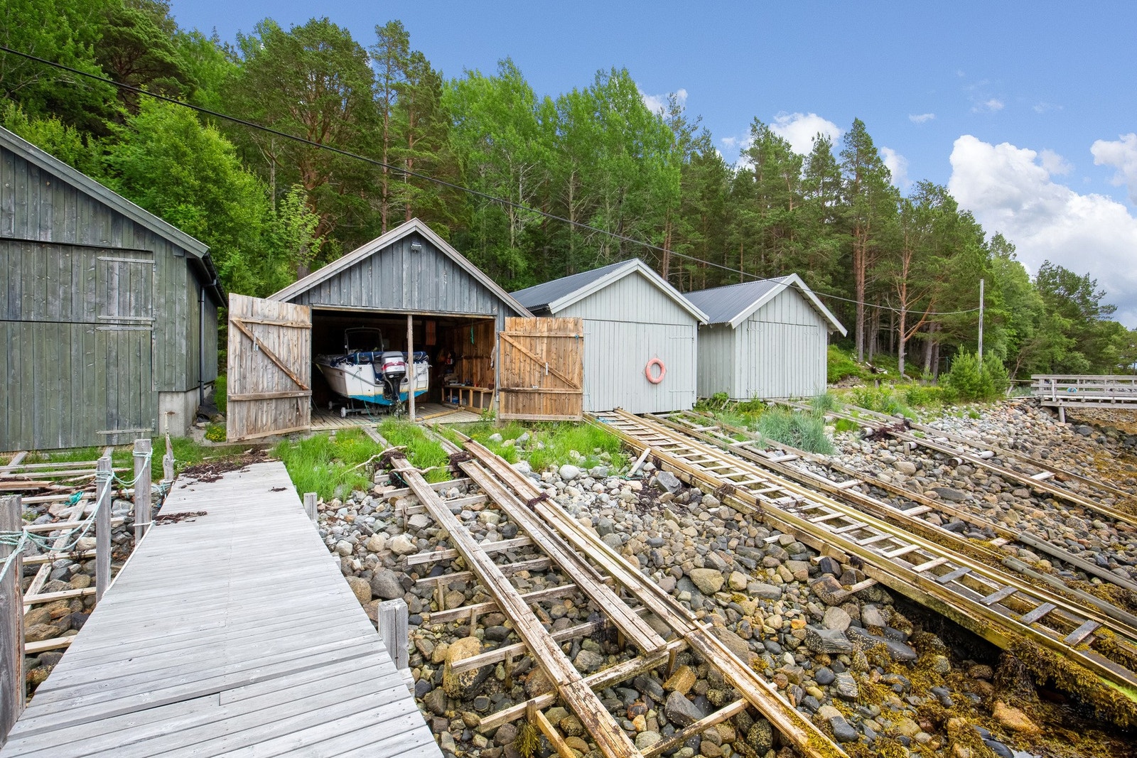 En båt med motor følger med på salget. Galleribilde