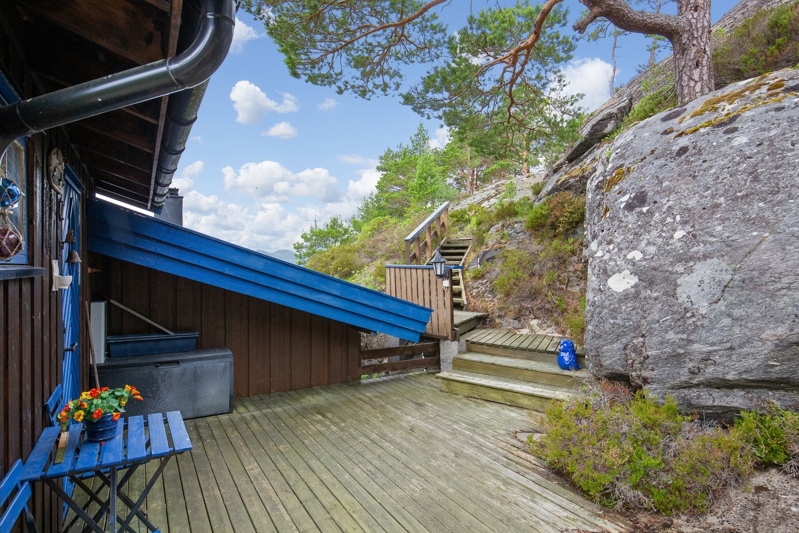 Ved inngangspartiet er det en terrasse som er bygget i takt med terrenget. Galleribilde