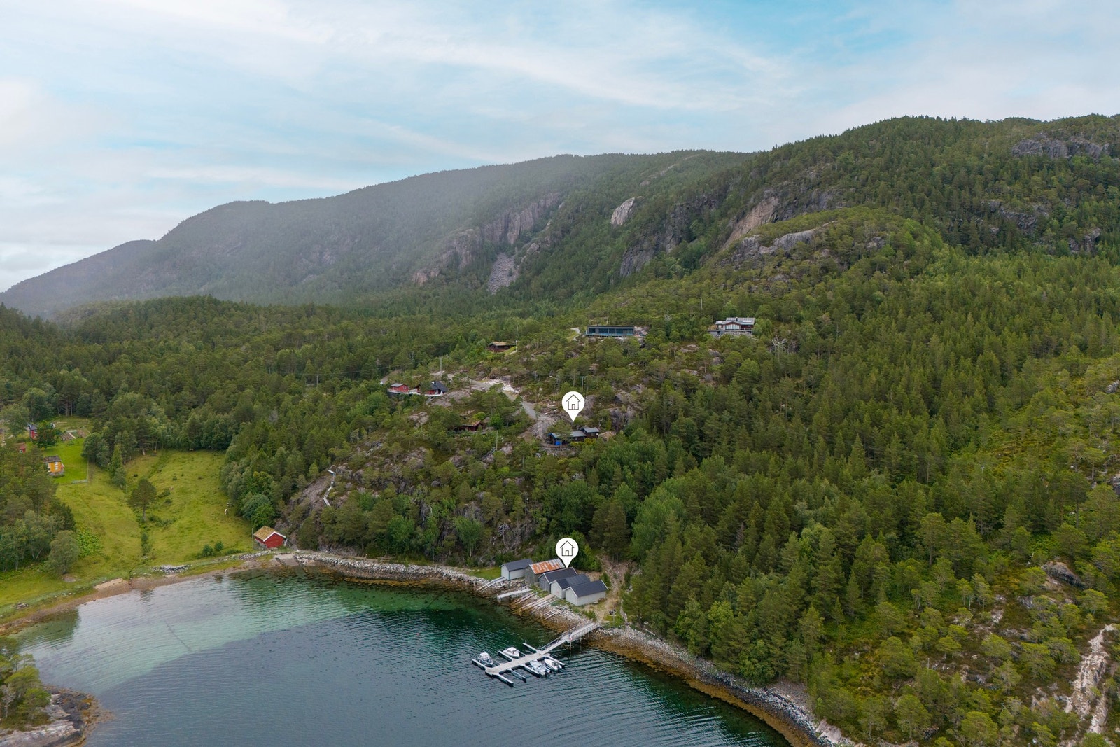 Fra hytta er det en rusletur ned til Viavikbukta med en liten sandstrand og bryggeanlegg. Galleribilde