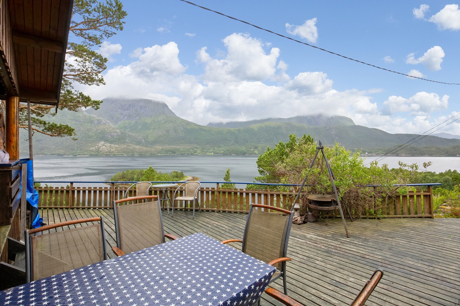 Med et samlet terrasseareal på hele 77 kvm ligger alt til rette for soling, grilling, avslapping og sosiale dager. Galleribilde