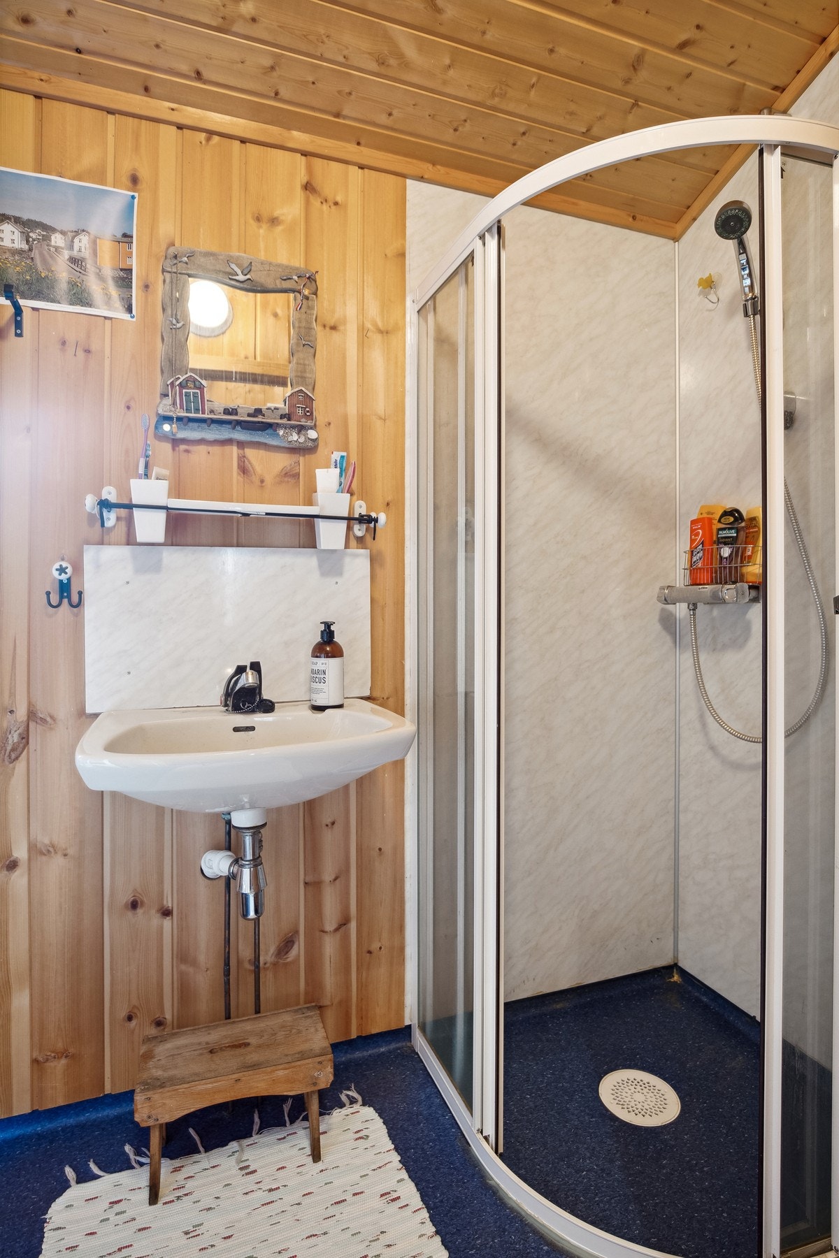 Badet har gulvbelegg, våtromsplater i dusjen, toalett og håndvask. Galleribilde