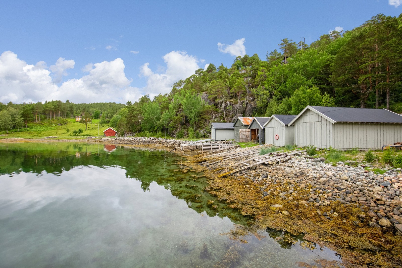 Nede ved fjorden har hytta naust. Galleribilde
