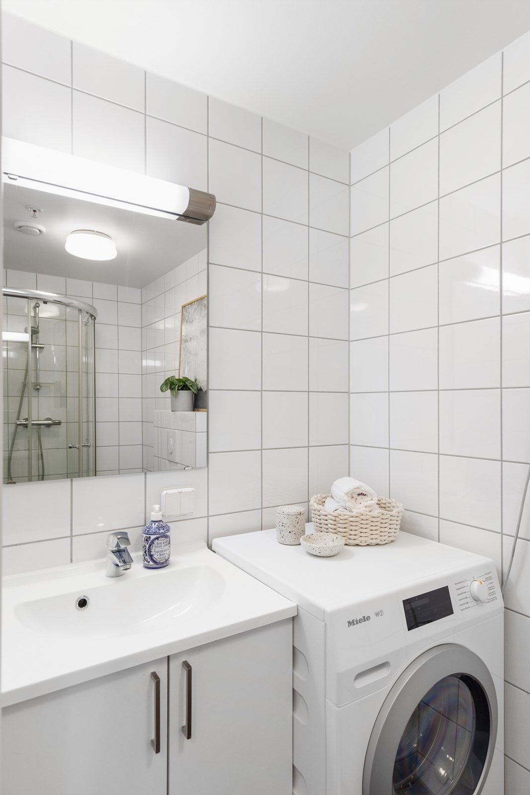 Badet er helfliset med gulvvarme Galleribilde