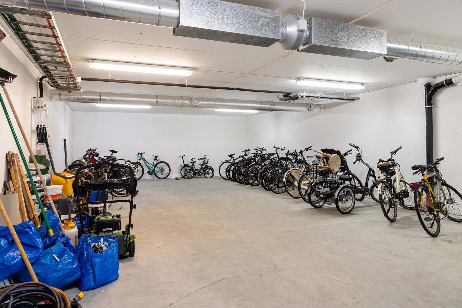 Sykkelparkering i kjeller Galleribilde