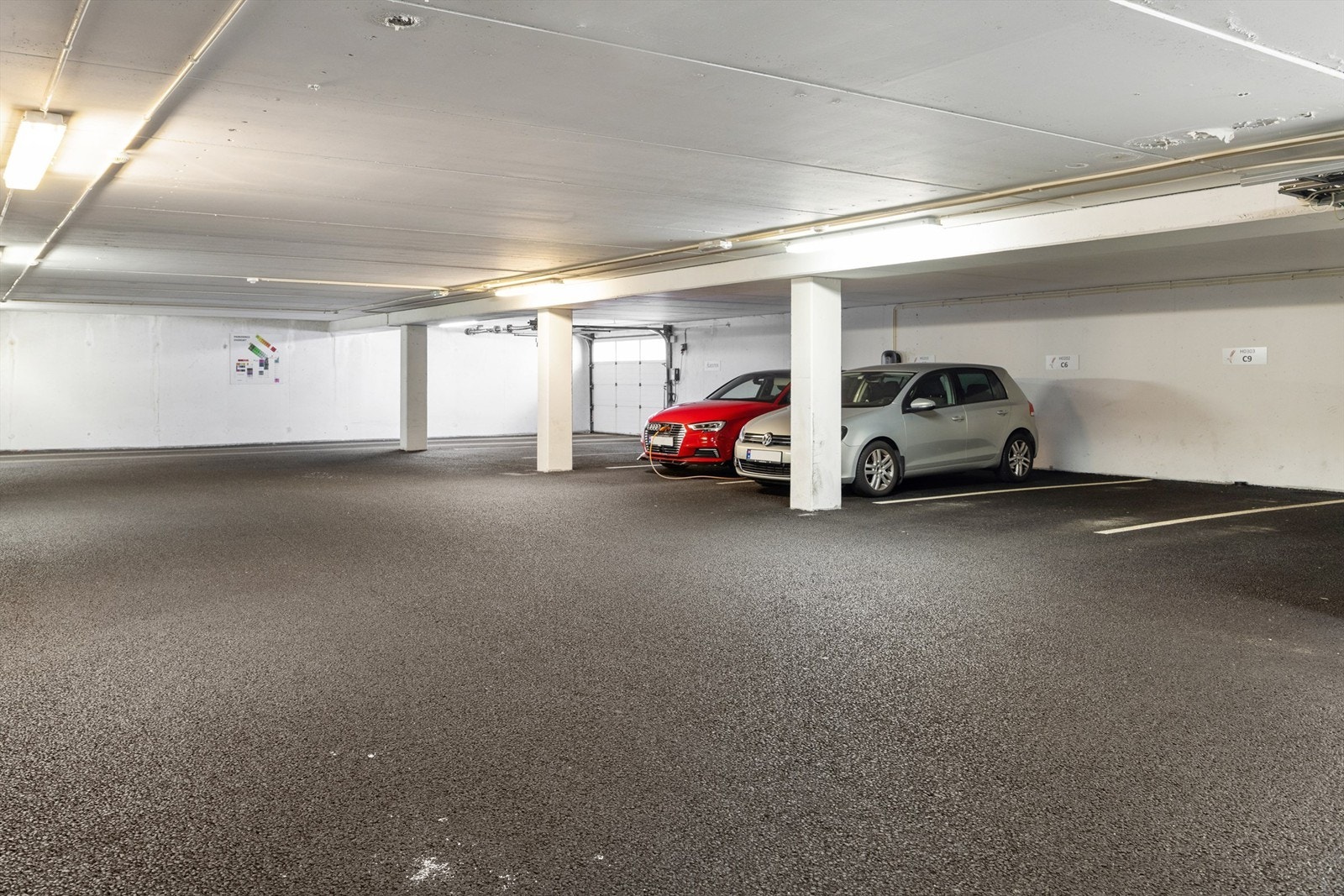 Parkering i garasje med tilhørende sportsbod Galleribilde