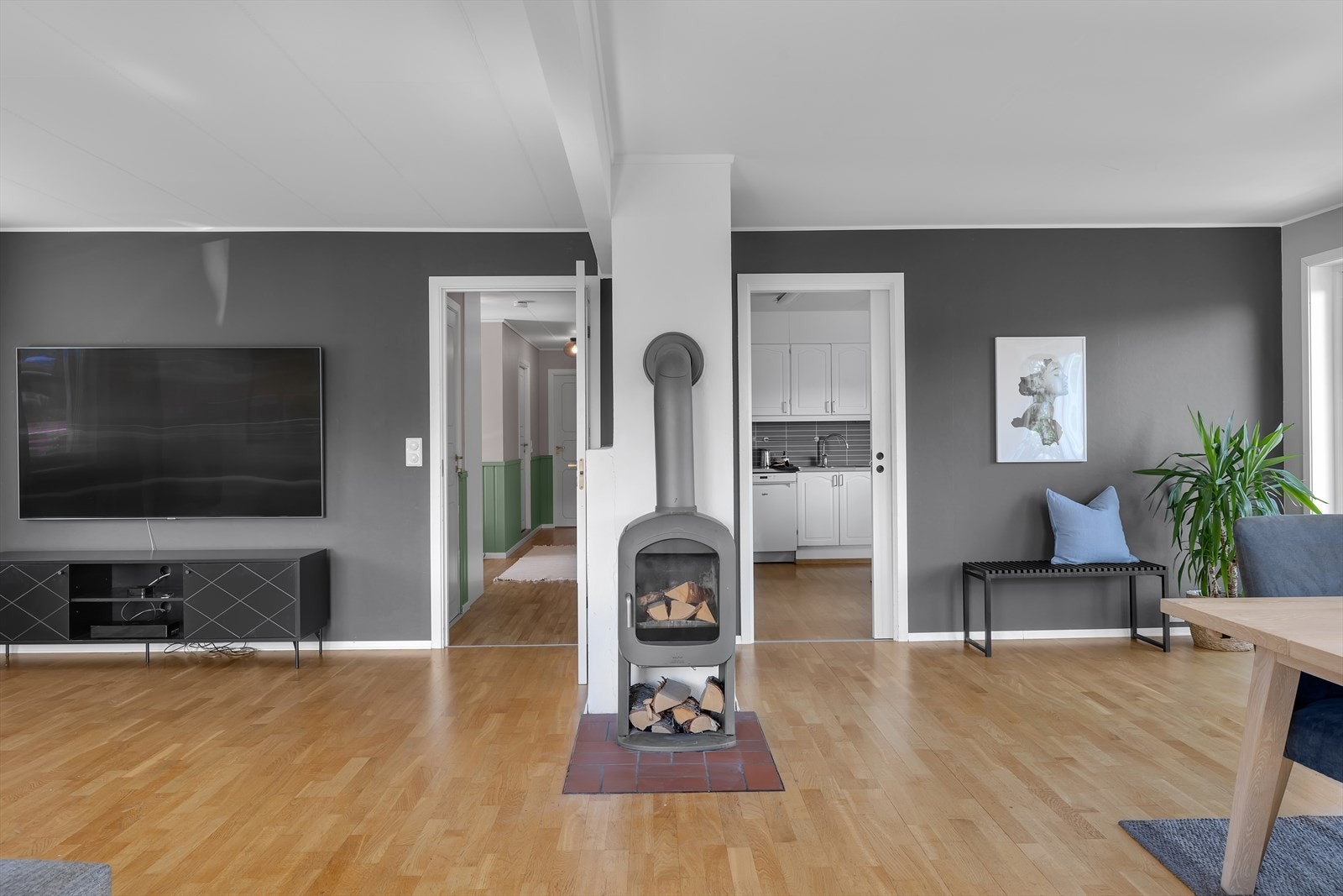 Stue, kjøkken til høyre og gang til venstre. Galleribilde