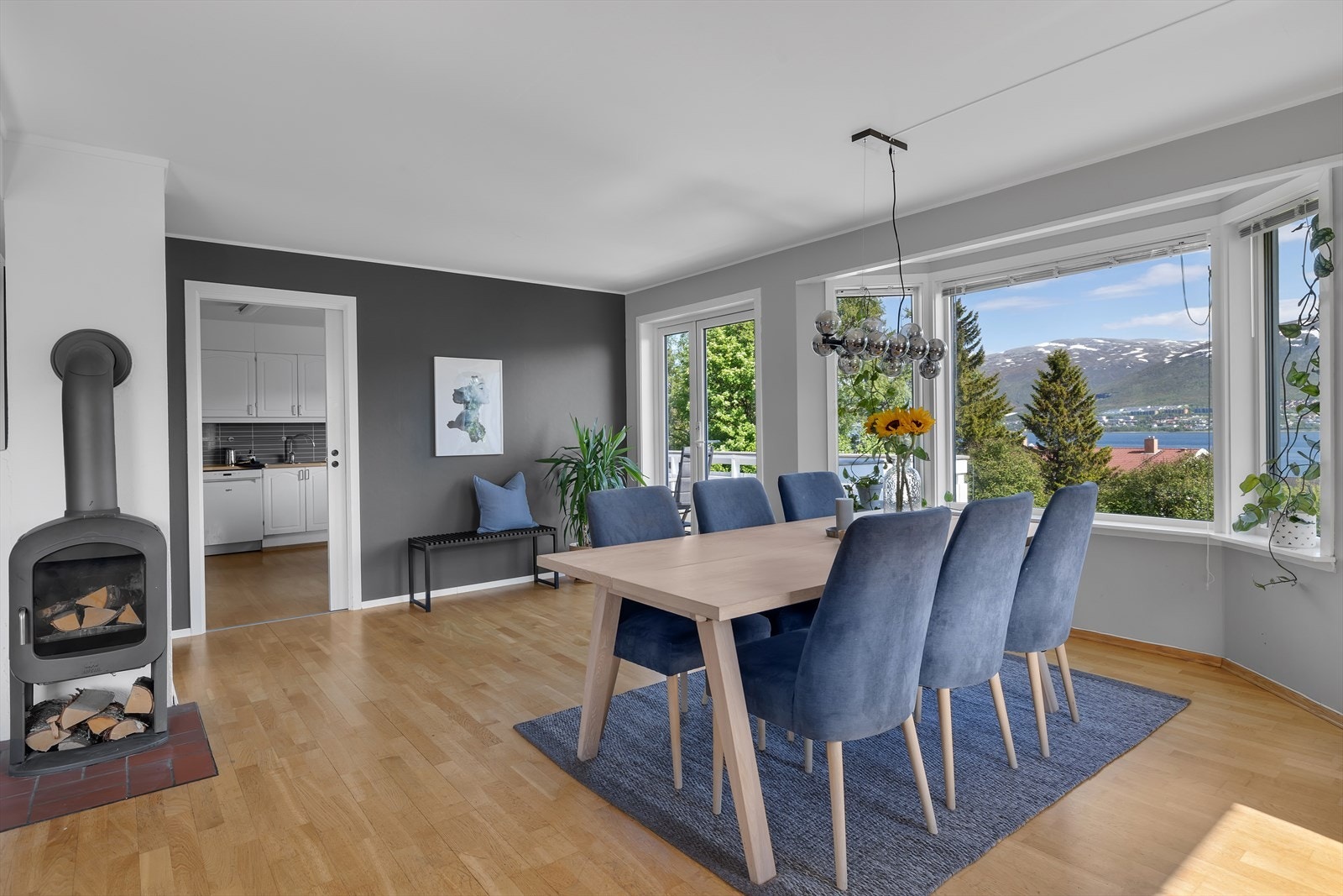 Vedfyring for kalde dager Galleribilde