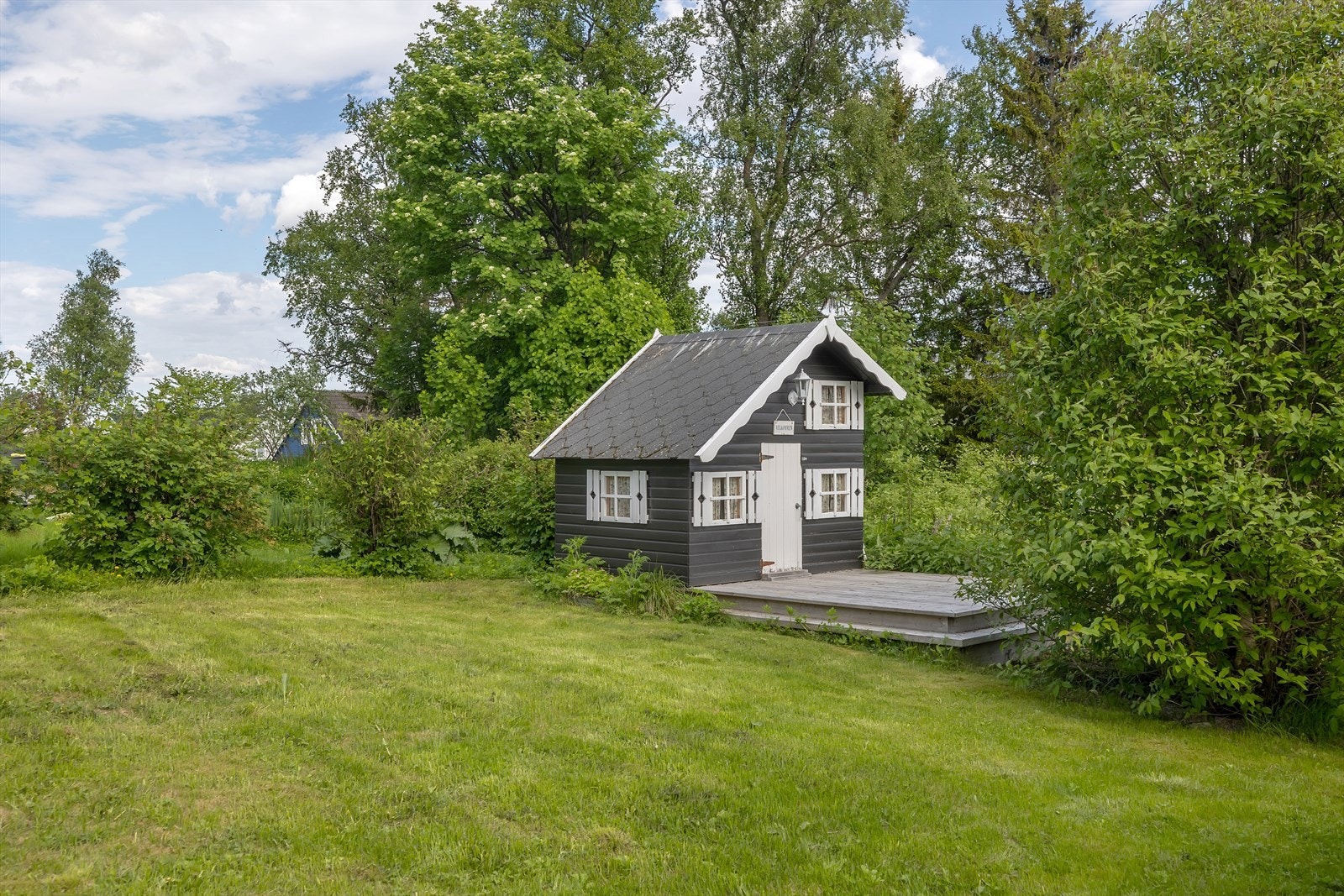 "lekehus" med platting på tomten Galleribilde