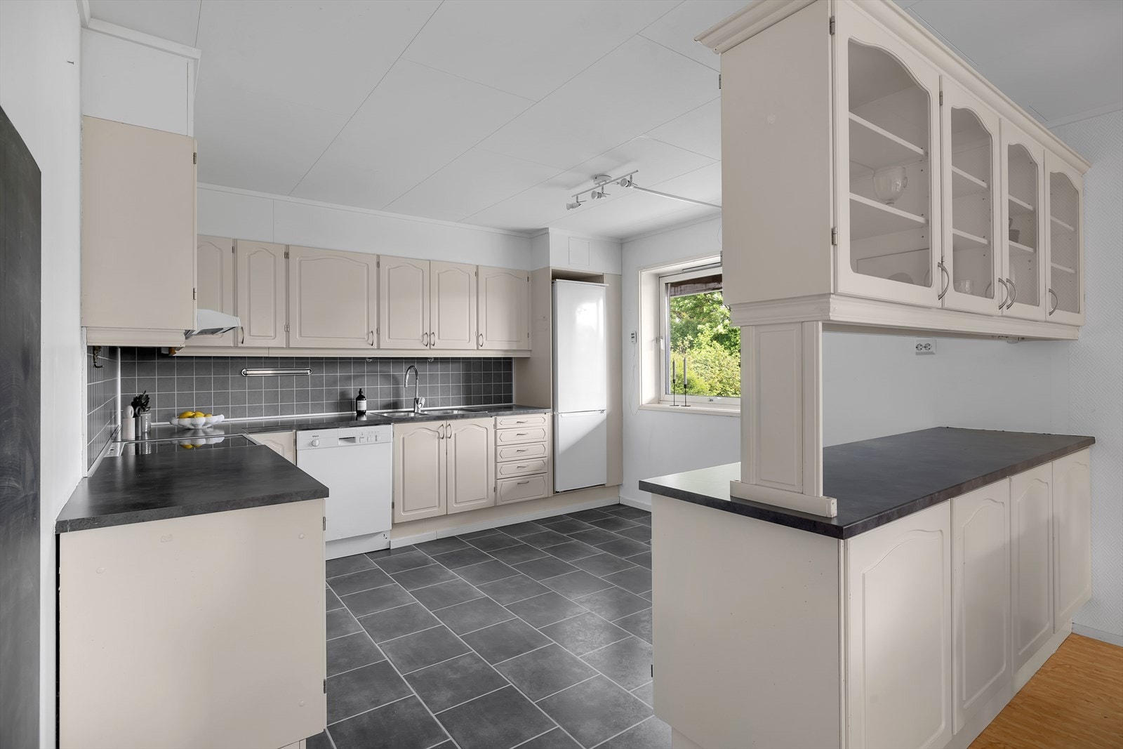 Med god størrelse tilbyr kjøkkenet rikelig med skap-og benkeplass. Alle hvitevarer medfølger kjøpet. Galleribilde