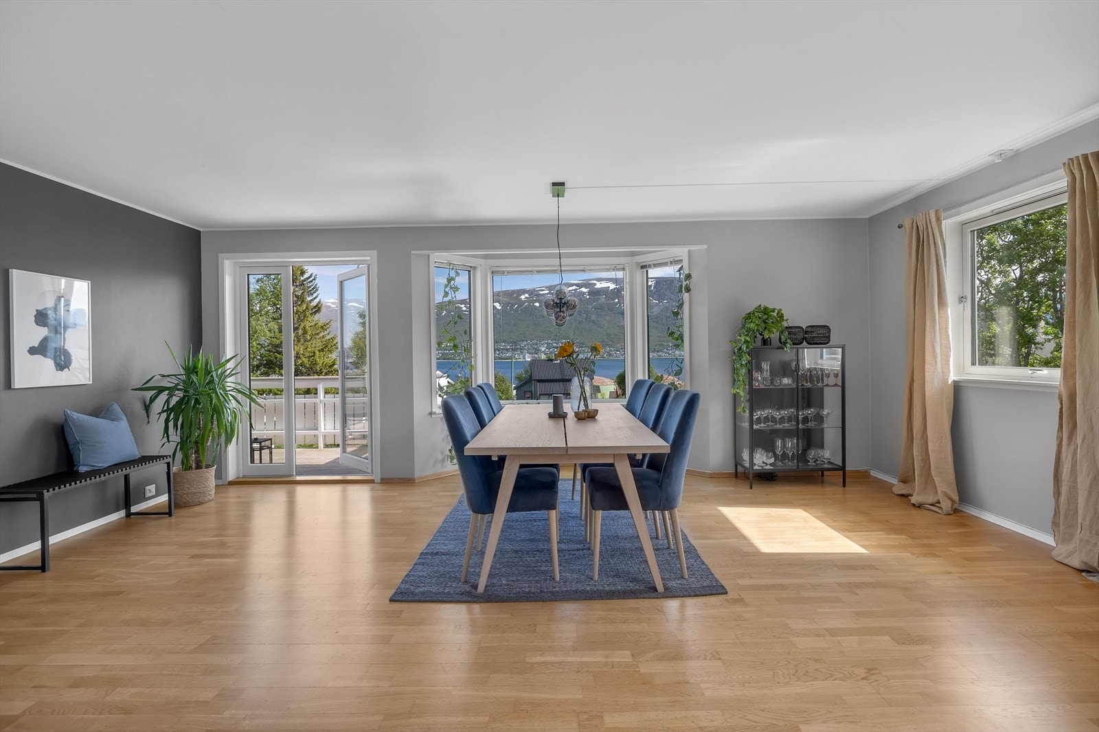 Store vindusflater slipper inn rikelig med mengder med naturlig lys i rommet. Galleribilde